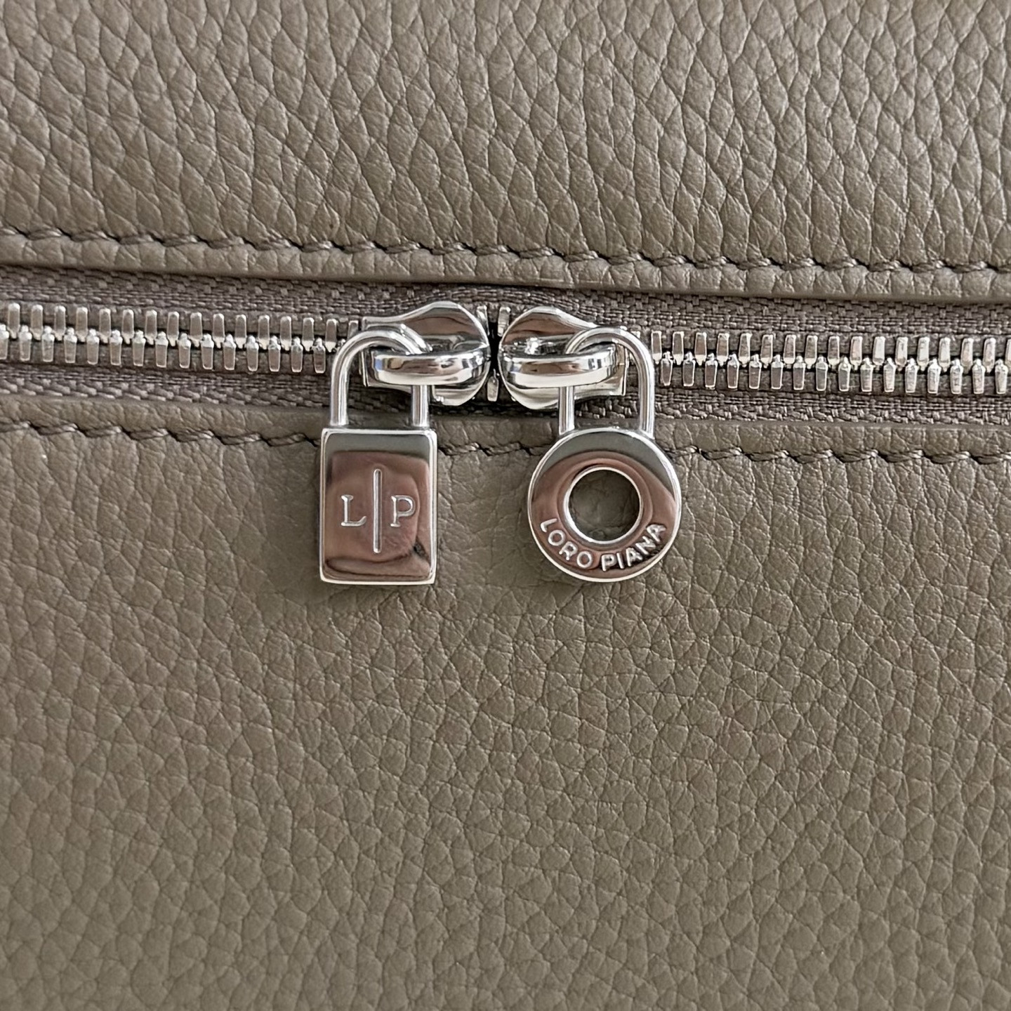 L0r0 P1ana Extra Pocket L19 Grained Calfskin 11 x 19 x 6.5 cm