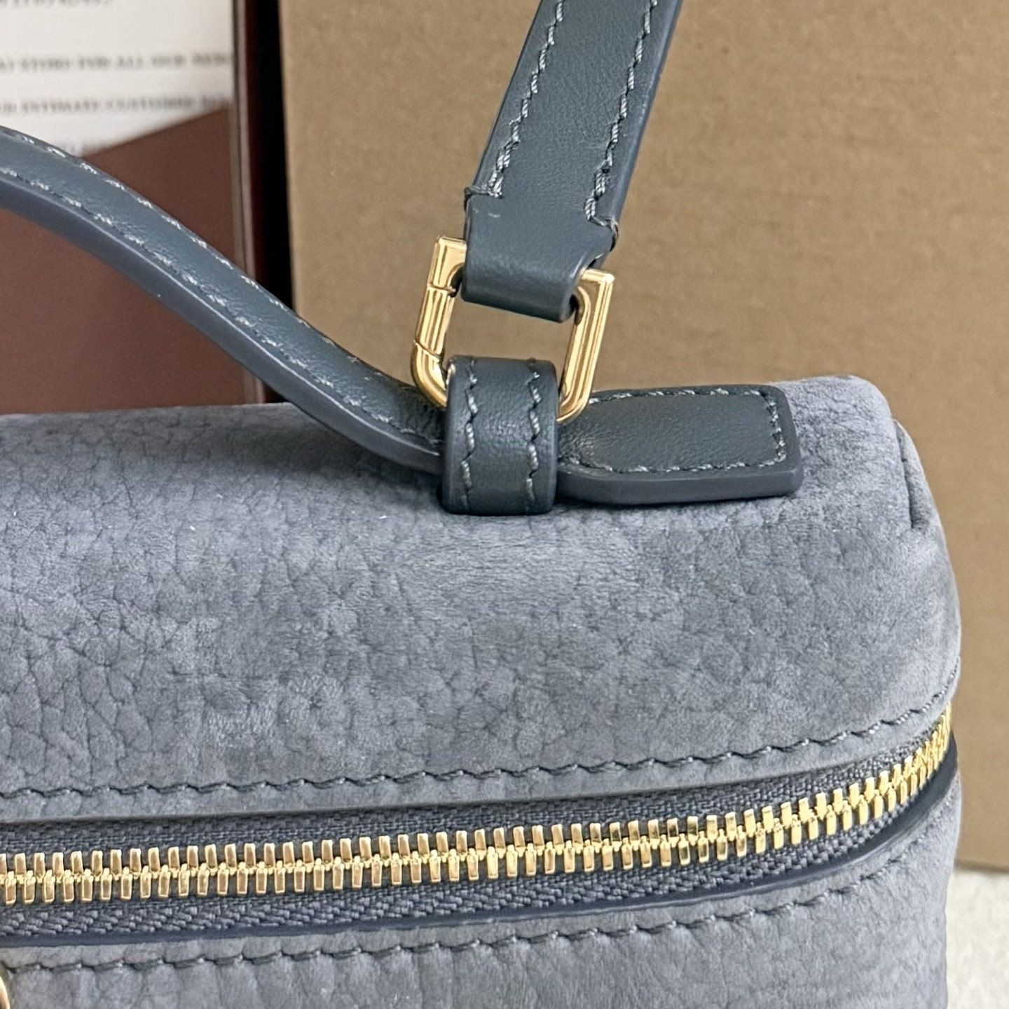 L0r0 P1ana Extra Pocket L19 Grained Calfskin 11 x 19 x 6.5 cm