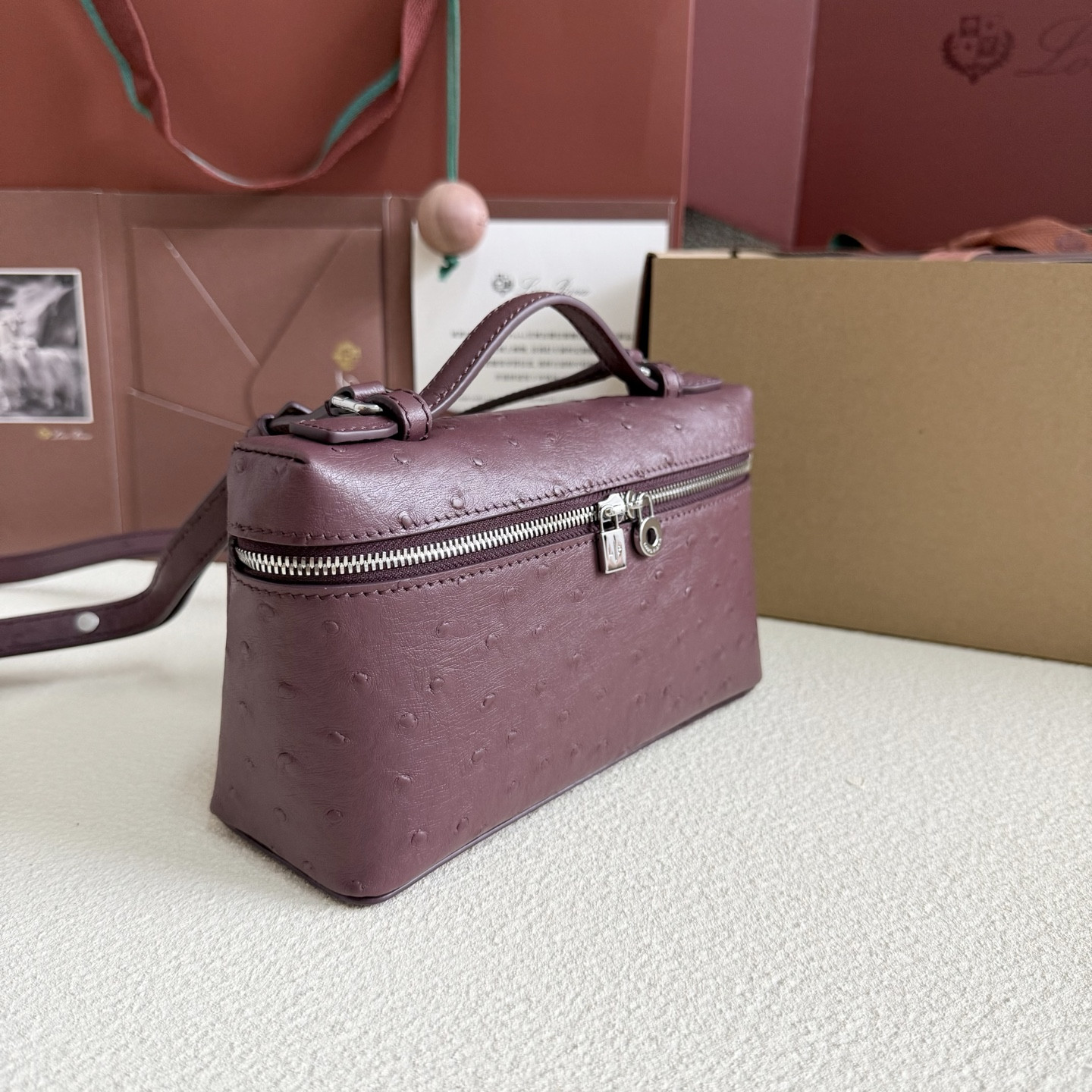 L0r0 P1ana Extra Pocket L19 Ostrich-grained Leather 11 x 19 x 6.5 cm