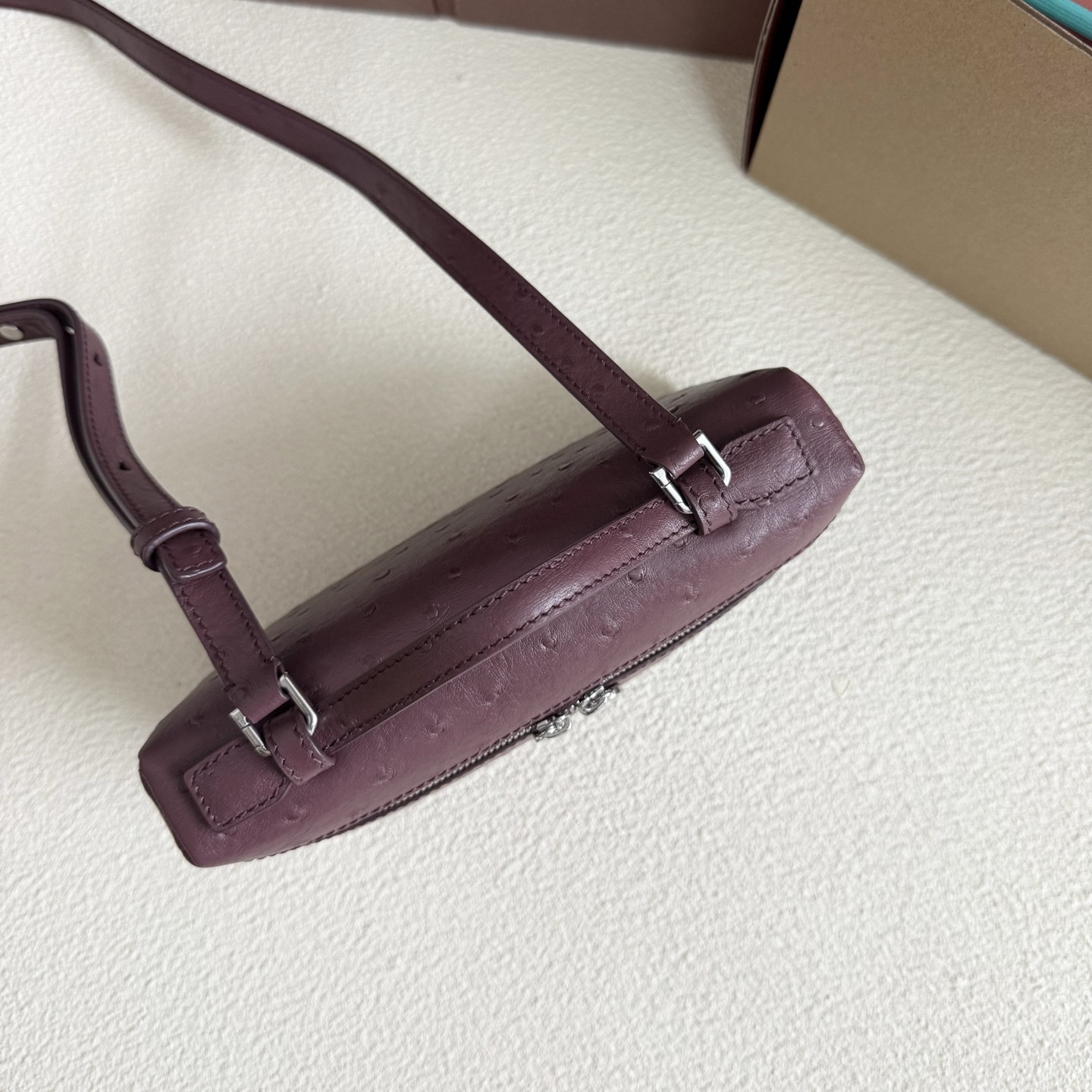 L0r0 P1ana Extra Pocket L19 Ostrich-grained Leather 11 x 19 x 6.5 cm