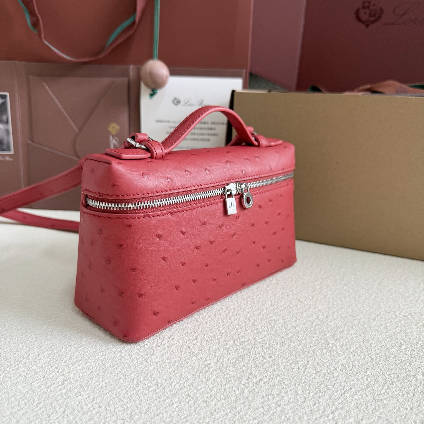 L0r0 P1ana Extra Pocket L19 Ostrich-grained Leather 11 x 19 x 6.5 cm