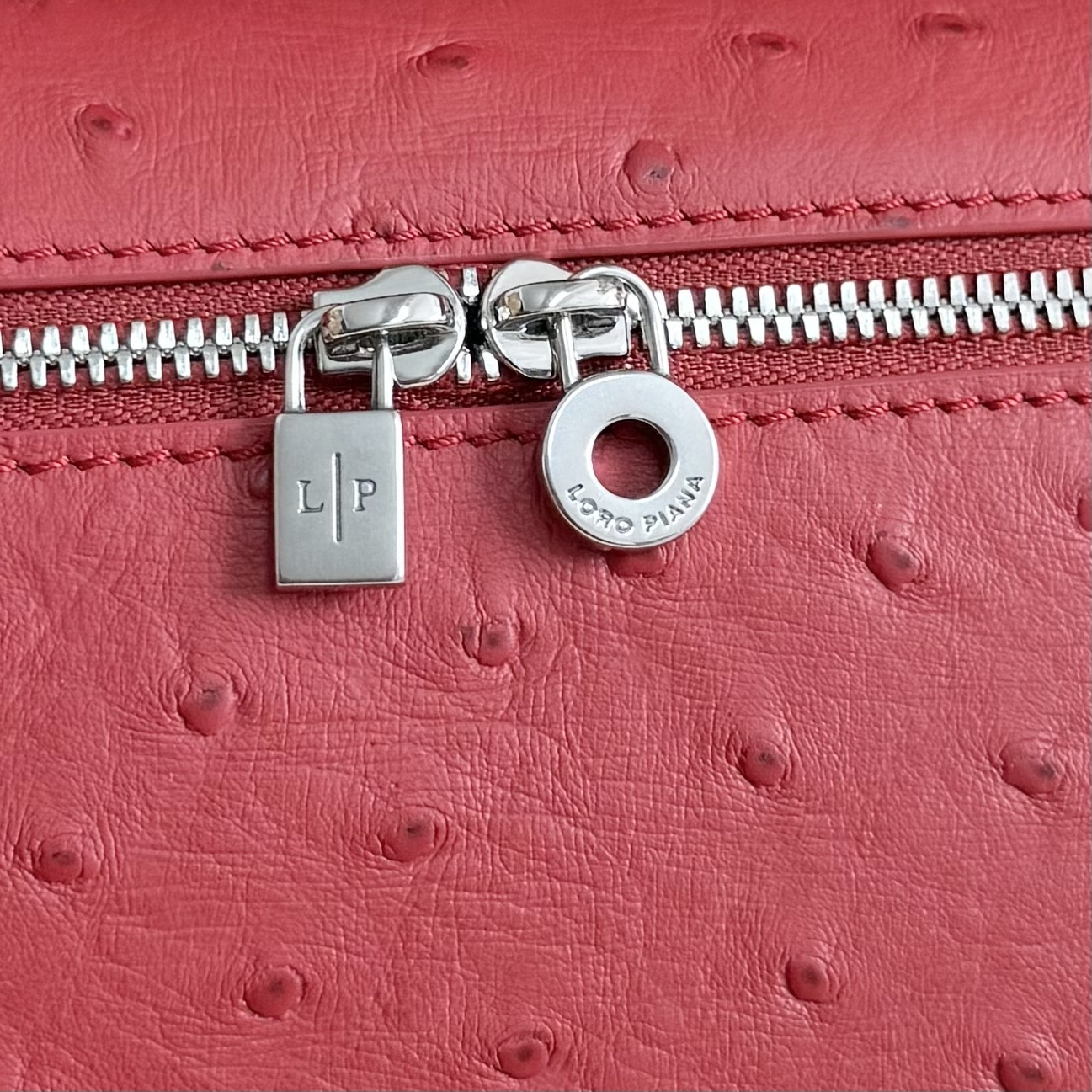 L0r0 P1ana Extra Pocket L19 Ostrich-grained Leather 11 x 19 x 6.5 cm