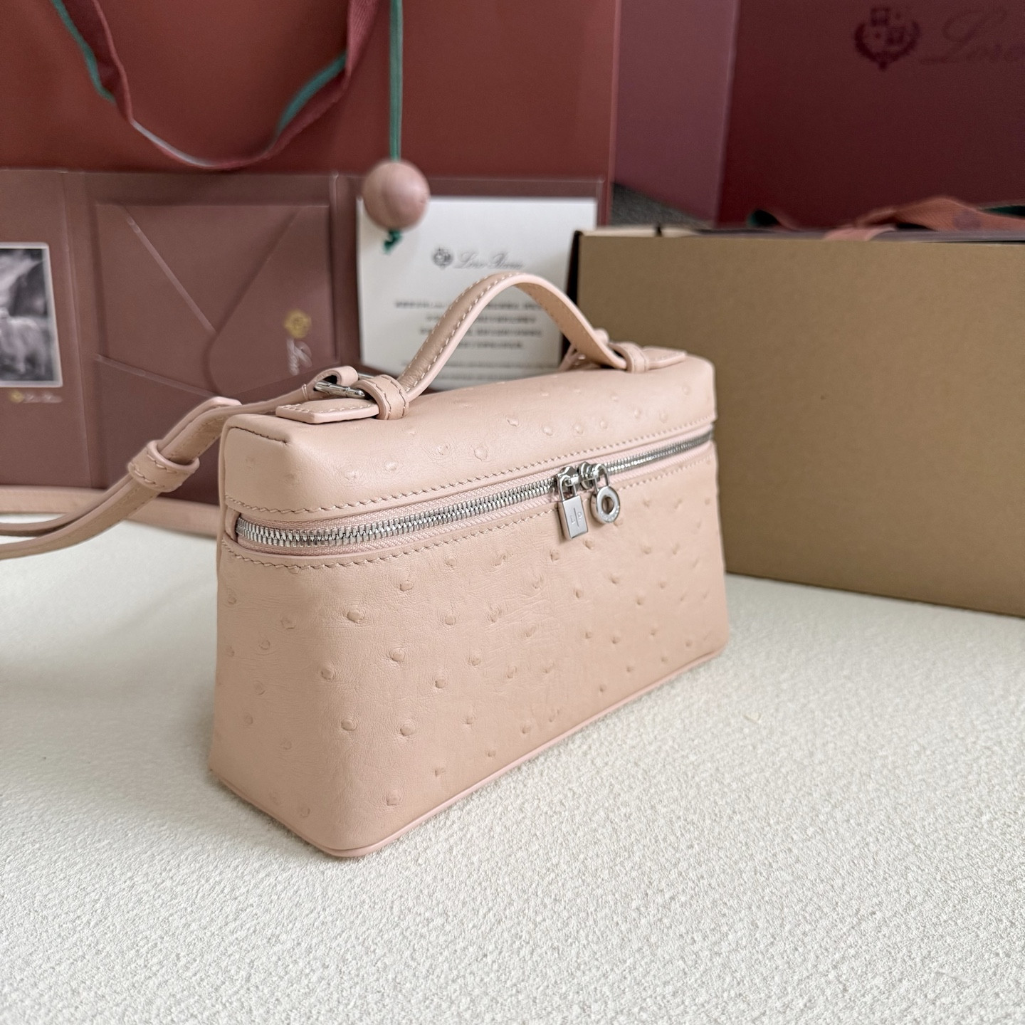 L0r0 P1ana Extra Pocket L19 Ostrich-grained Leather 11 x 19 x 6.5 cm