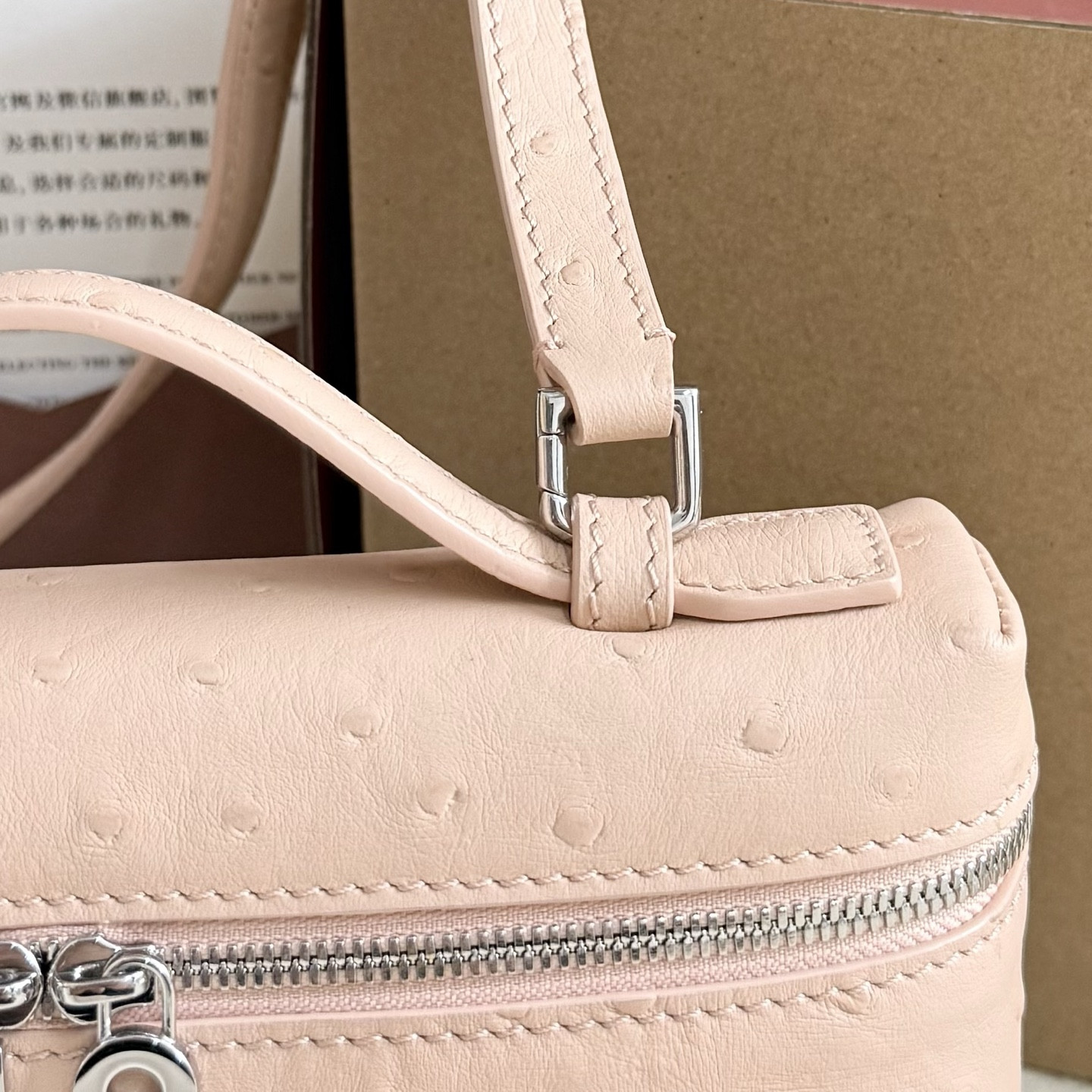 L0r0 P1ana Extra Pocket L19 Ostrich-grained Leather 11 x 19 x 6.5 cm