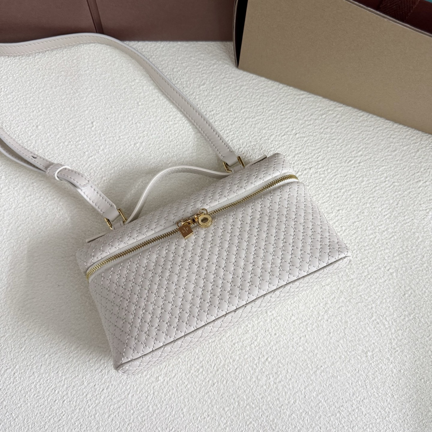 L0r0 P1ana Extra Pocket L19 Lambskin 19x11.5x7cm