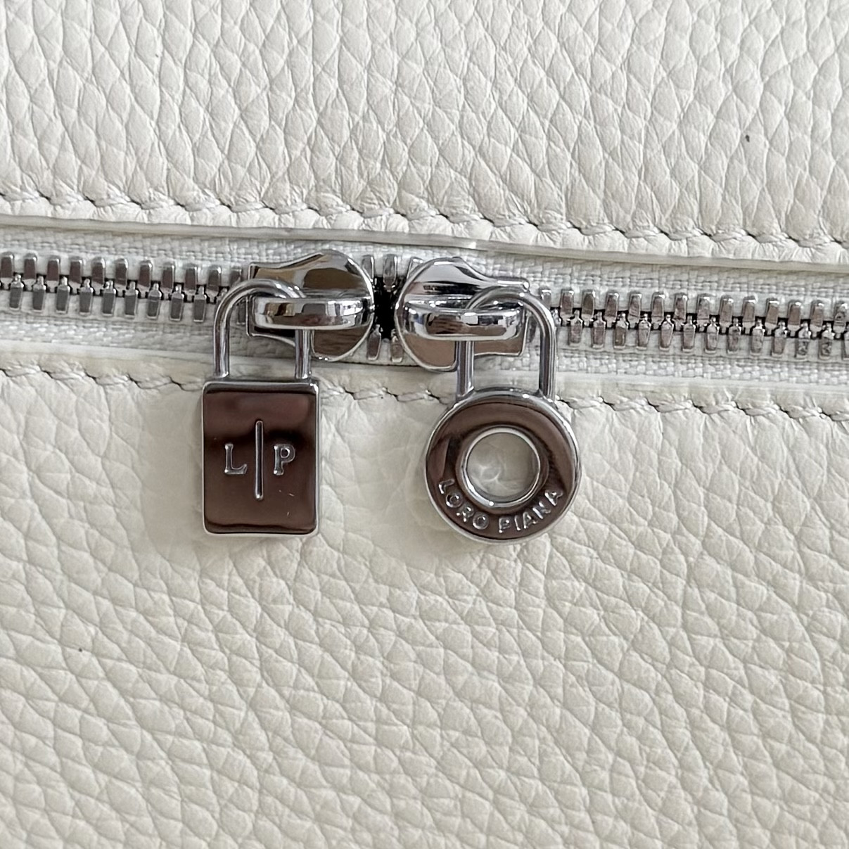 L0r0 P1ana Extra Pocket L19  Grained Calfskin 11 x 19 x 6.5 cm