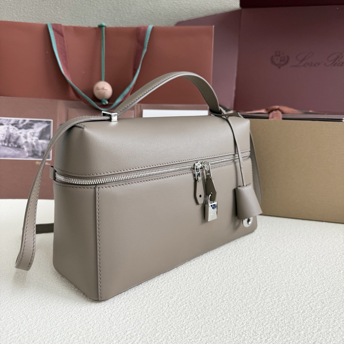 L0r0 P1ana Extra Pocket L27 Calfskin 16x27x10cm