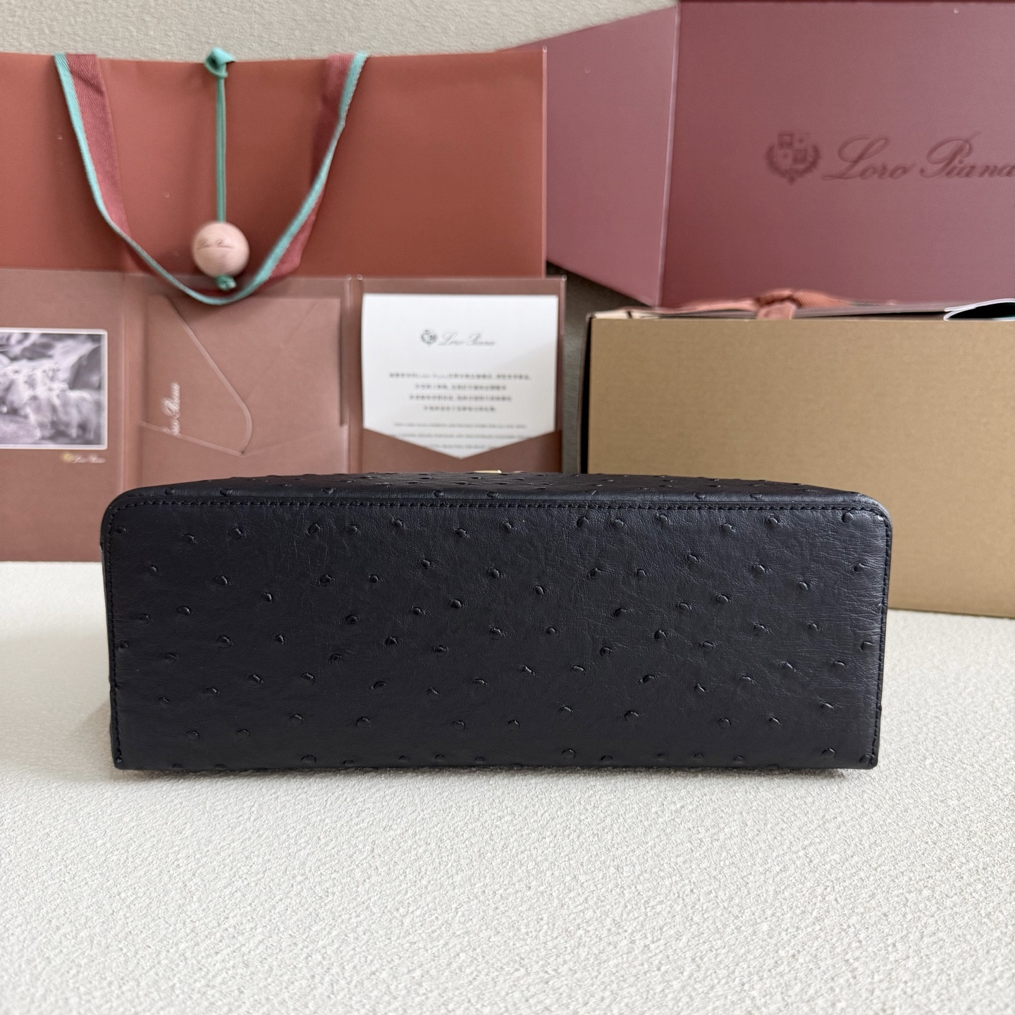 L0r0 P1ana Extra Pocket L27 Ostrich-grained Leather 16x27x10cm