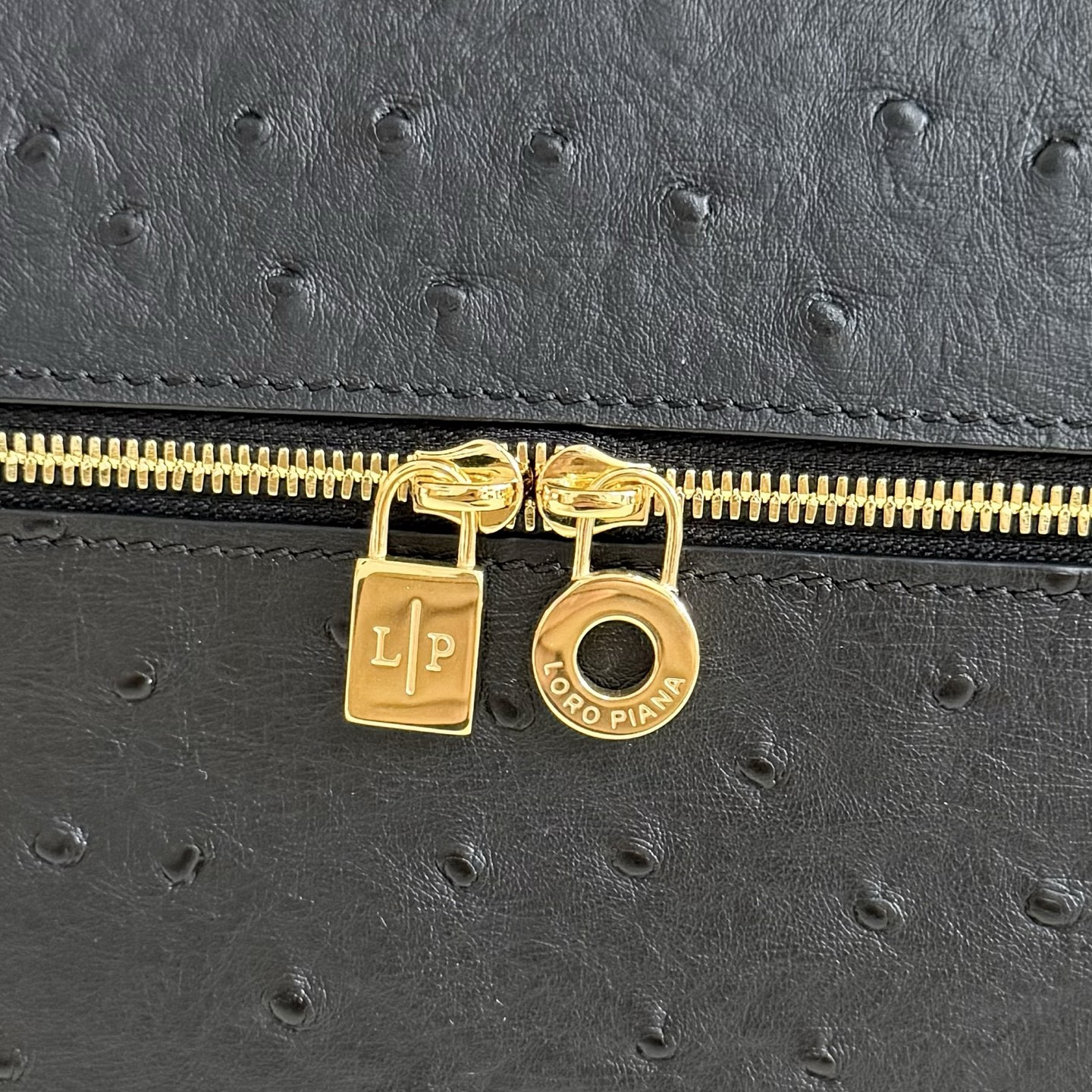 L0r0 P1ana Extra Pocket L27 Ostrich-grained Leather 16x27x10cm