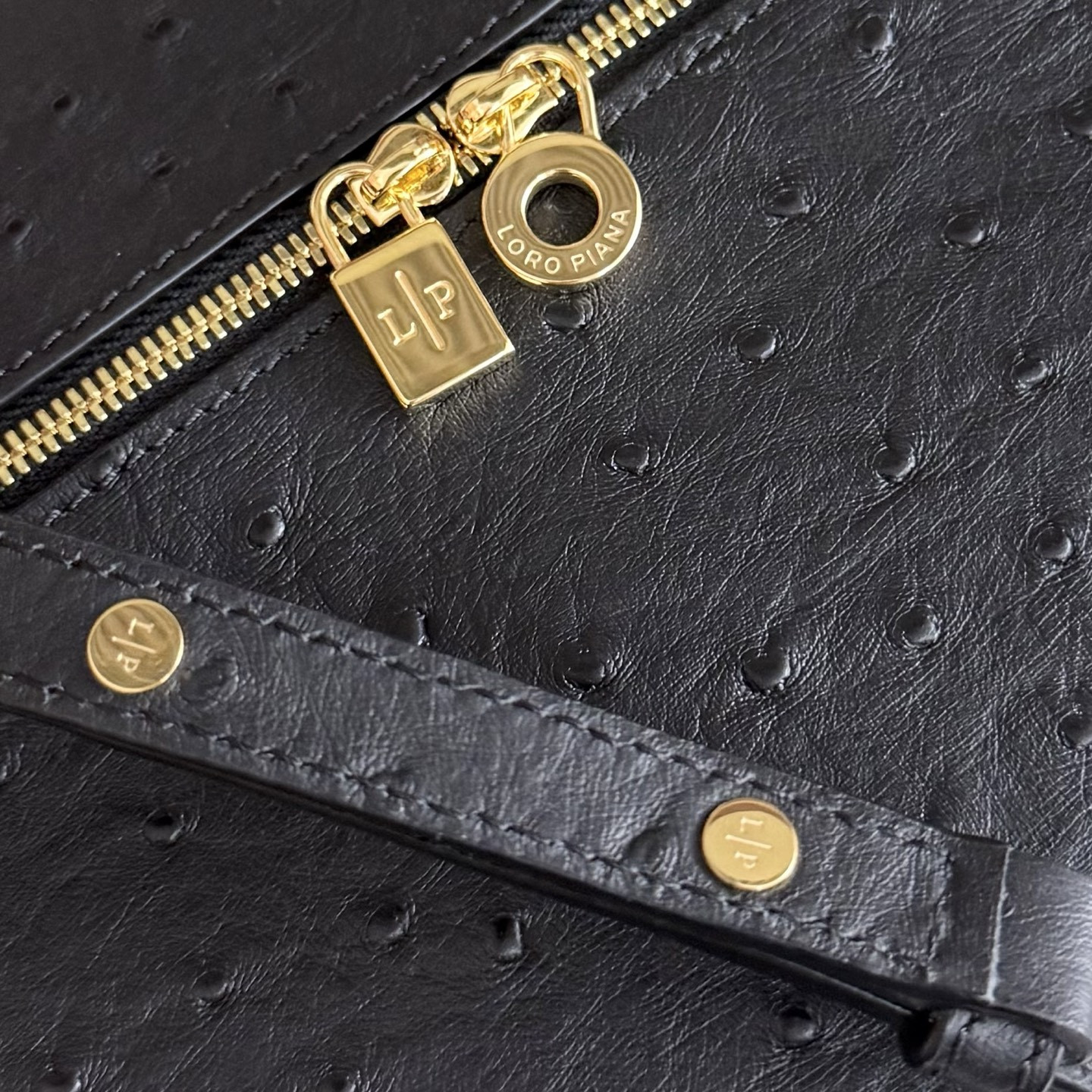 L0r0 P1ana Extra Pocket L27 Ostrich-grained Leather 16x27x10cm