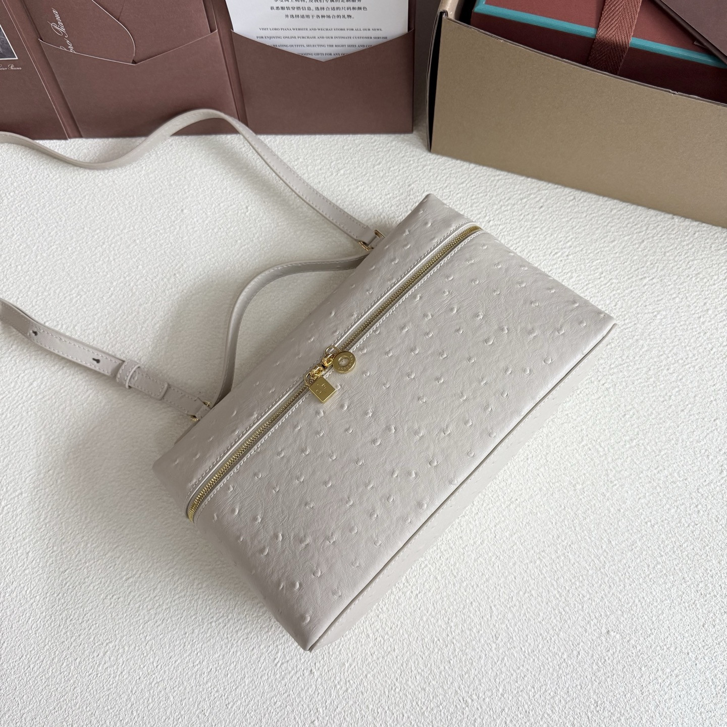 L0r0 P1ana Extra Pocket L27 Ostrich-grained Leather 16x27x10cm