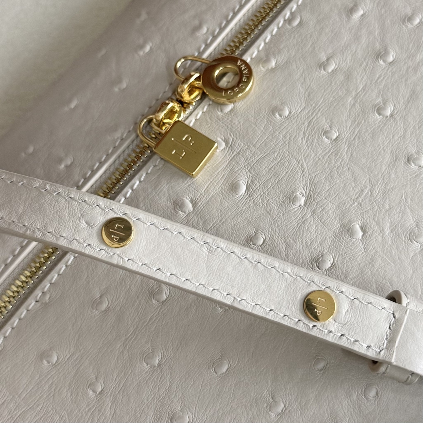 L0r0 P1ana Extra Pocket L27 Ostrich-grained Leather 16x27x10cm