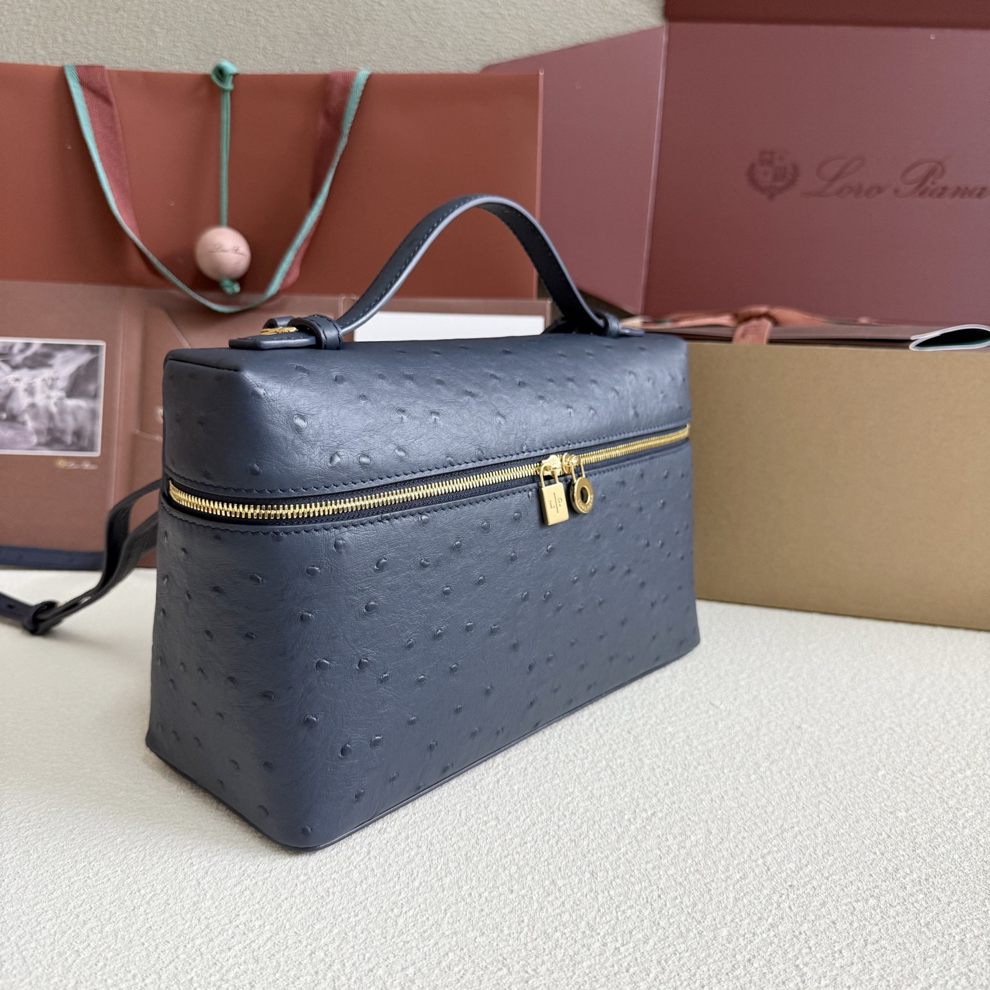 L0r0 P1ana Extra Pocket L27 Ostrich-grained Leather 16x27x10cm