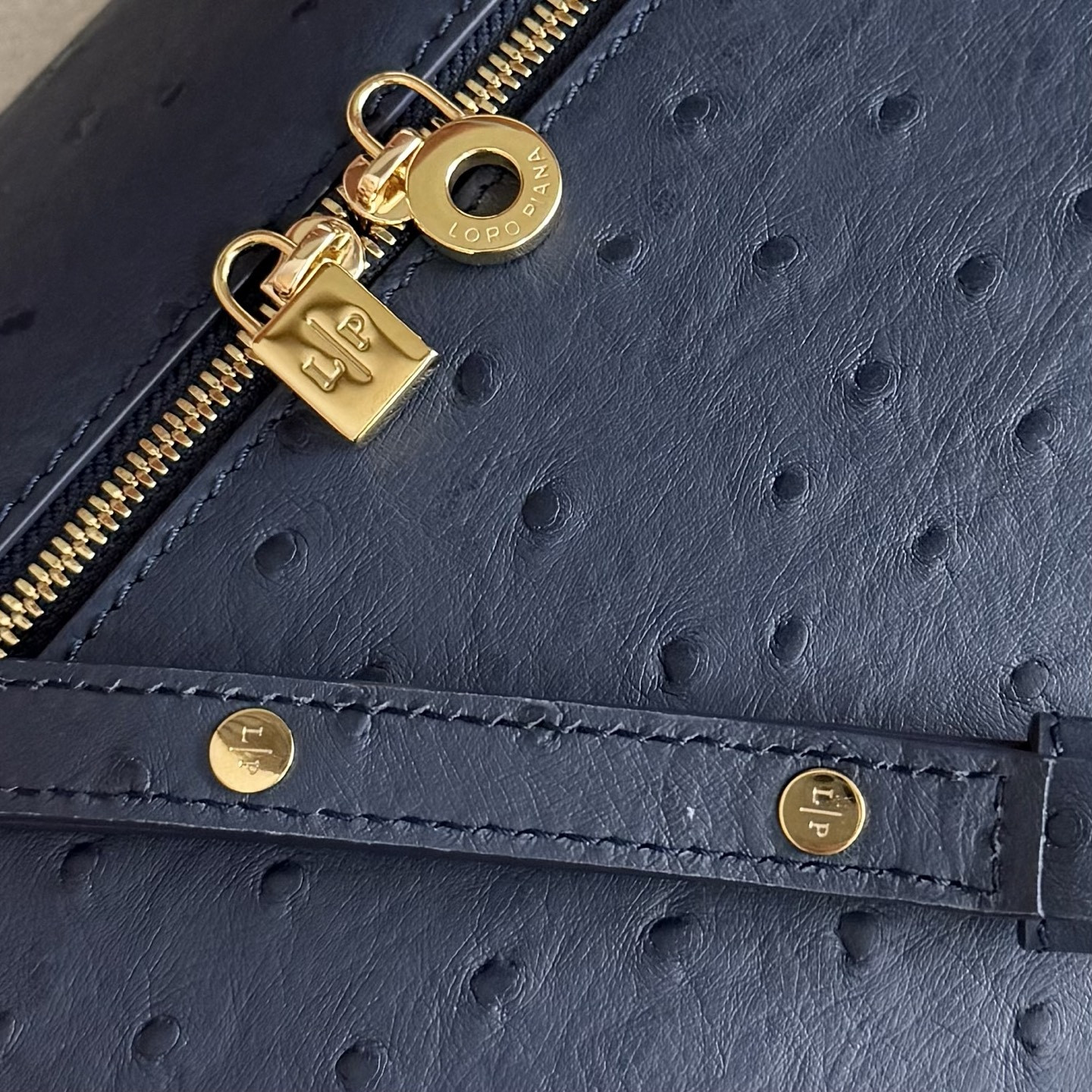 L0r0 P1ana Extra Pocket L27 Ostrich-grained Leather 16x27x10cm