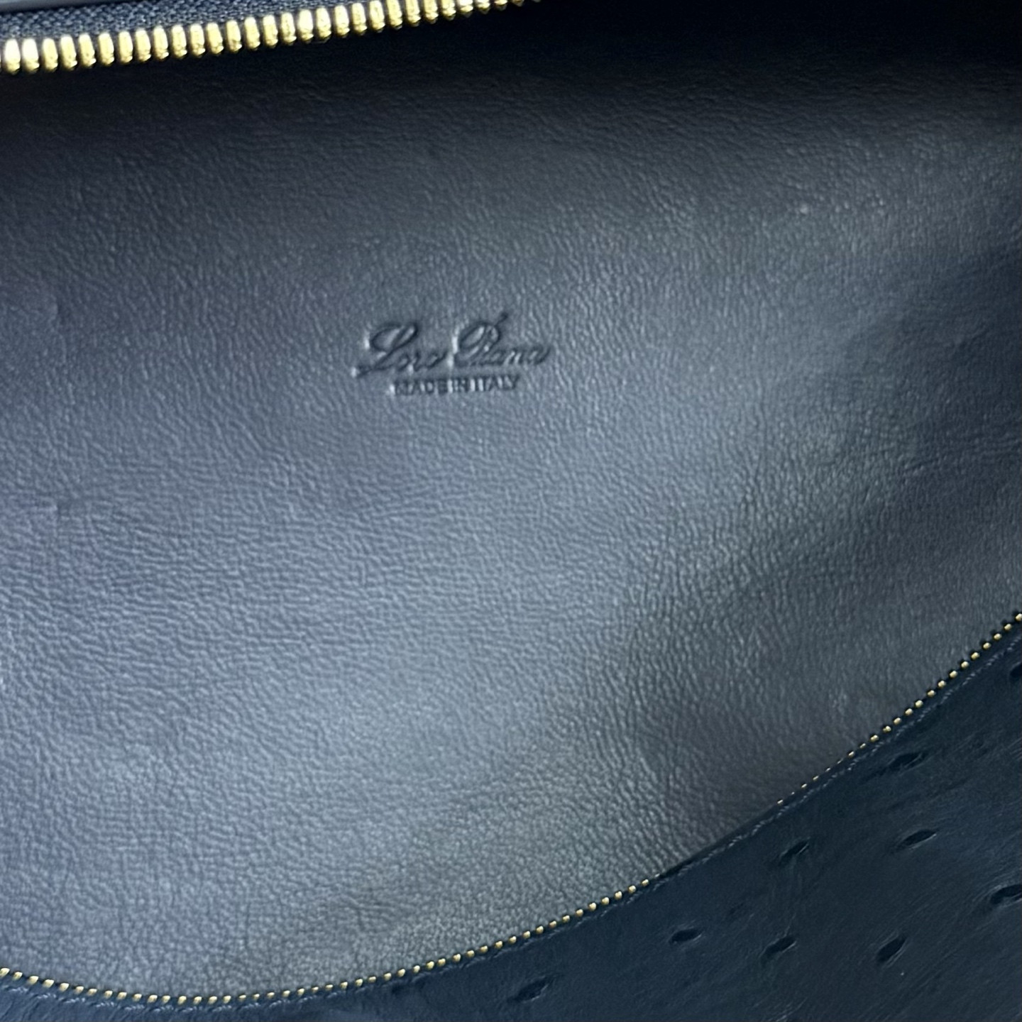 L0r0 P1ana Extra Pocket L27 Ostrich-grained Leather 16x27x10cm