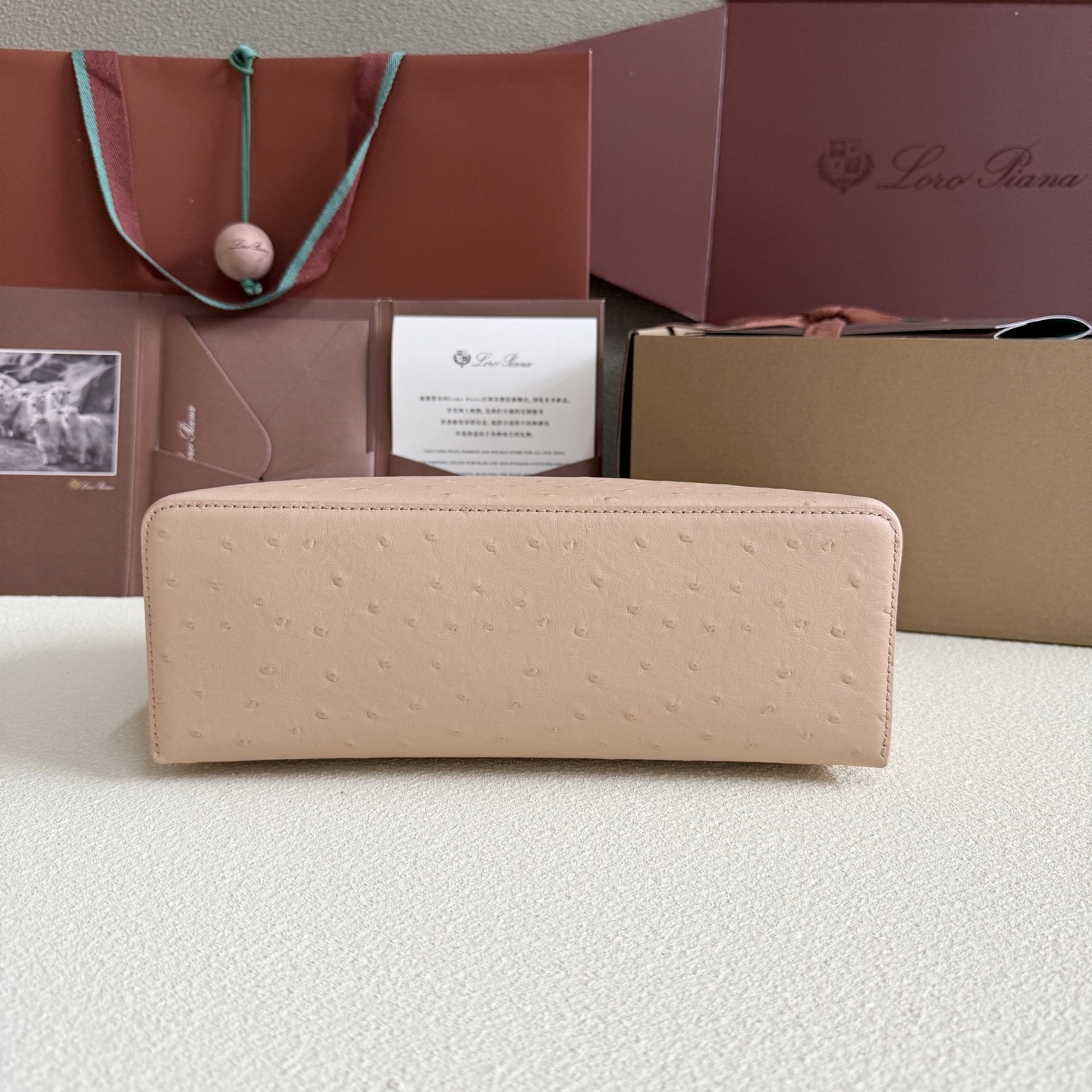 L0r0 P1ana Extra Pocket L27 Ostrich-grained Leather 16x27x10cm