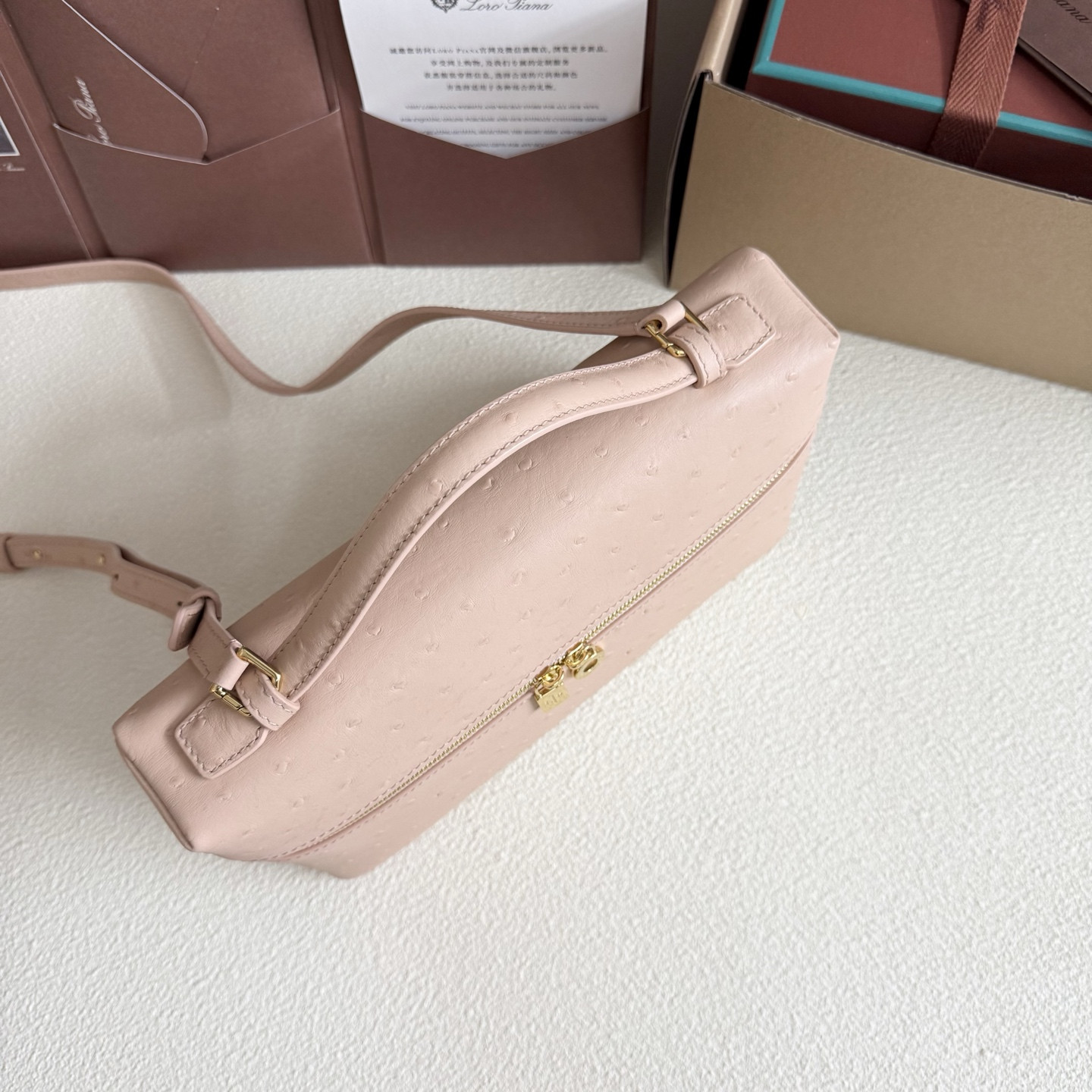 L0r0 P1ana Extra Pocket L27 Ostrich-grained Leather 16x27x10cm