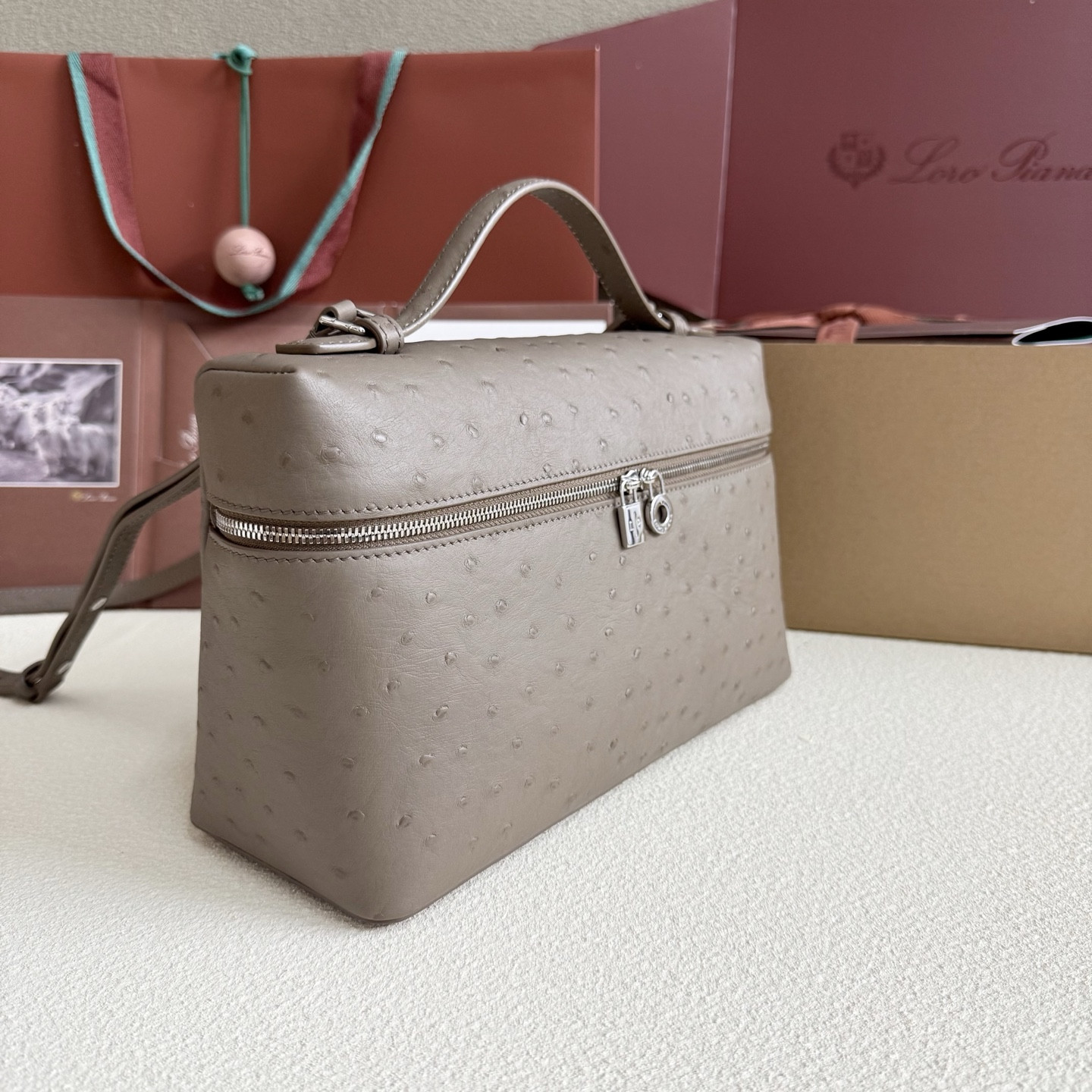 L0r0 P1ana Extra Pocket L27 Ostrich-grained Leather 16x27x10cm