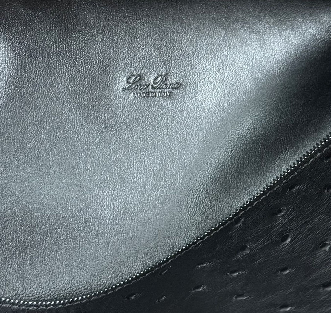 L0r0 P1ana Extra Pocket L27 Ostrich-grained Leather 16x27x10cm