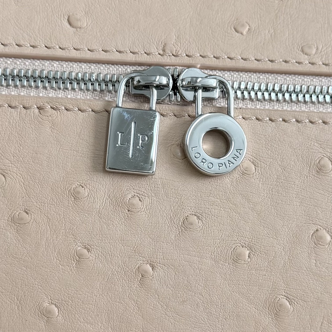L0r0 P1ana Extra Pocket L27 Ostrich-grained Leather 16x27x10cm