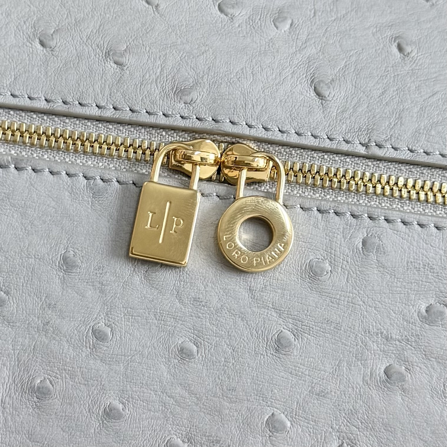 L0r0 P1ana Extra Pocket L27 Ostrich-grained Leather 16x27x10cm