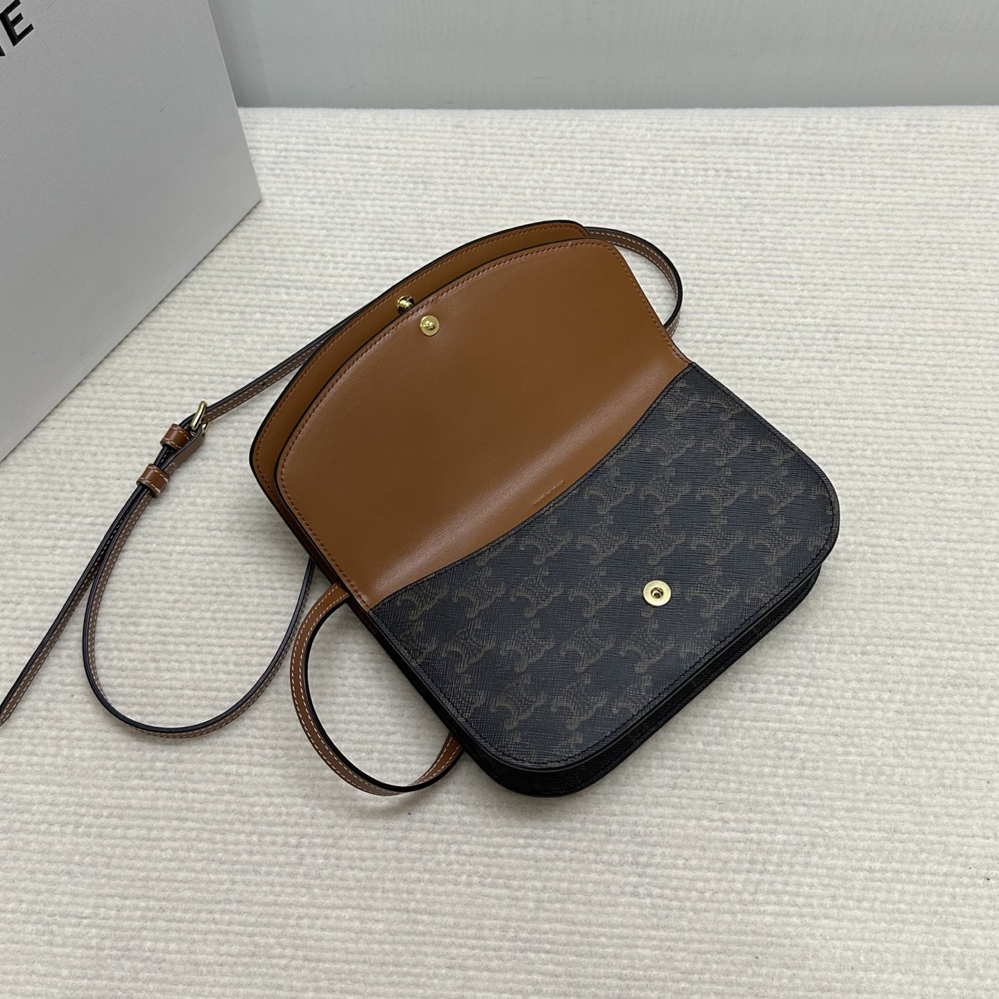 Ce1i*e DUO WALLET ON STRAP IN Triomphe Canvas and Calfskin 20x13x6cm