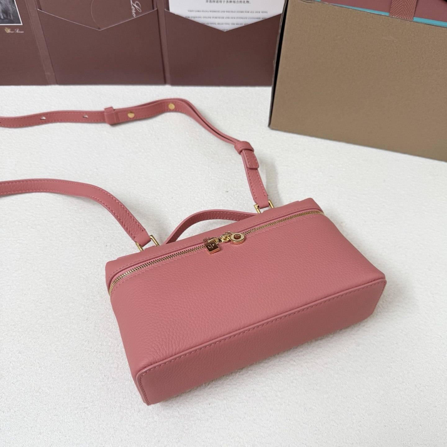 L0r0 P1ana Extra Pocket L19 Grained Calfskin 11 x 19 x 6.5 cm