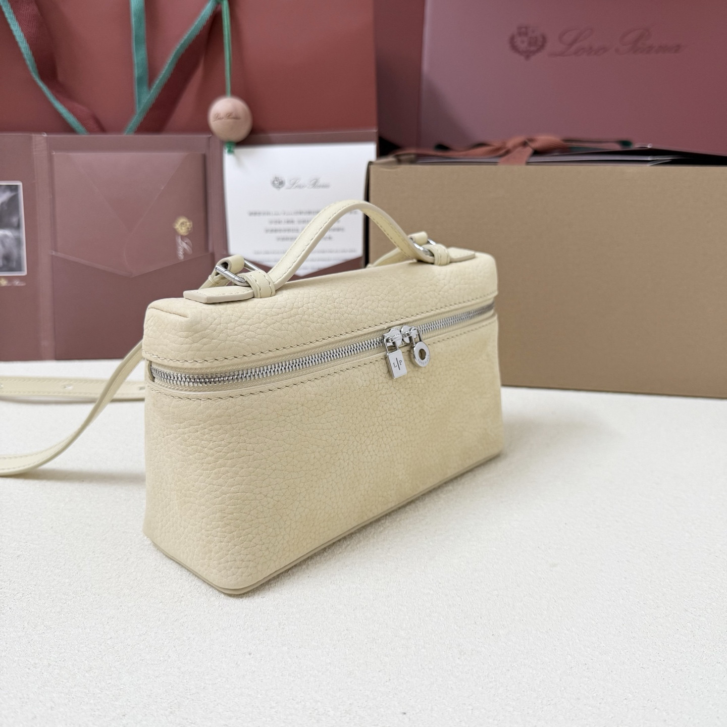 L0r0 P1ana Extra Pocket L19 Grained Calfskin 11 x 19 x 6.5 cm