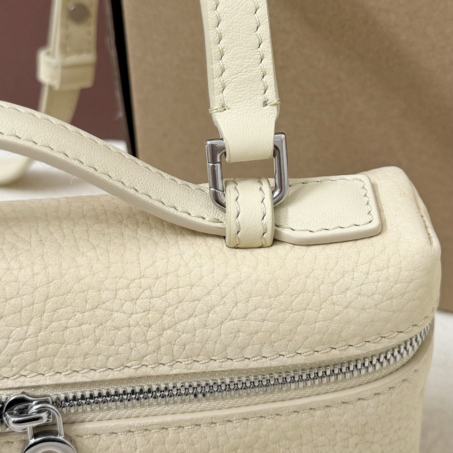 L0r0 P1ana Extra Pocket L19 Grained Calfskin 11 x 19 x 6.5 cm