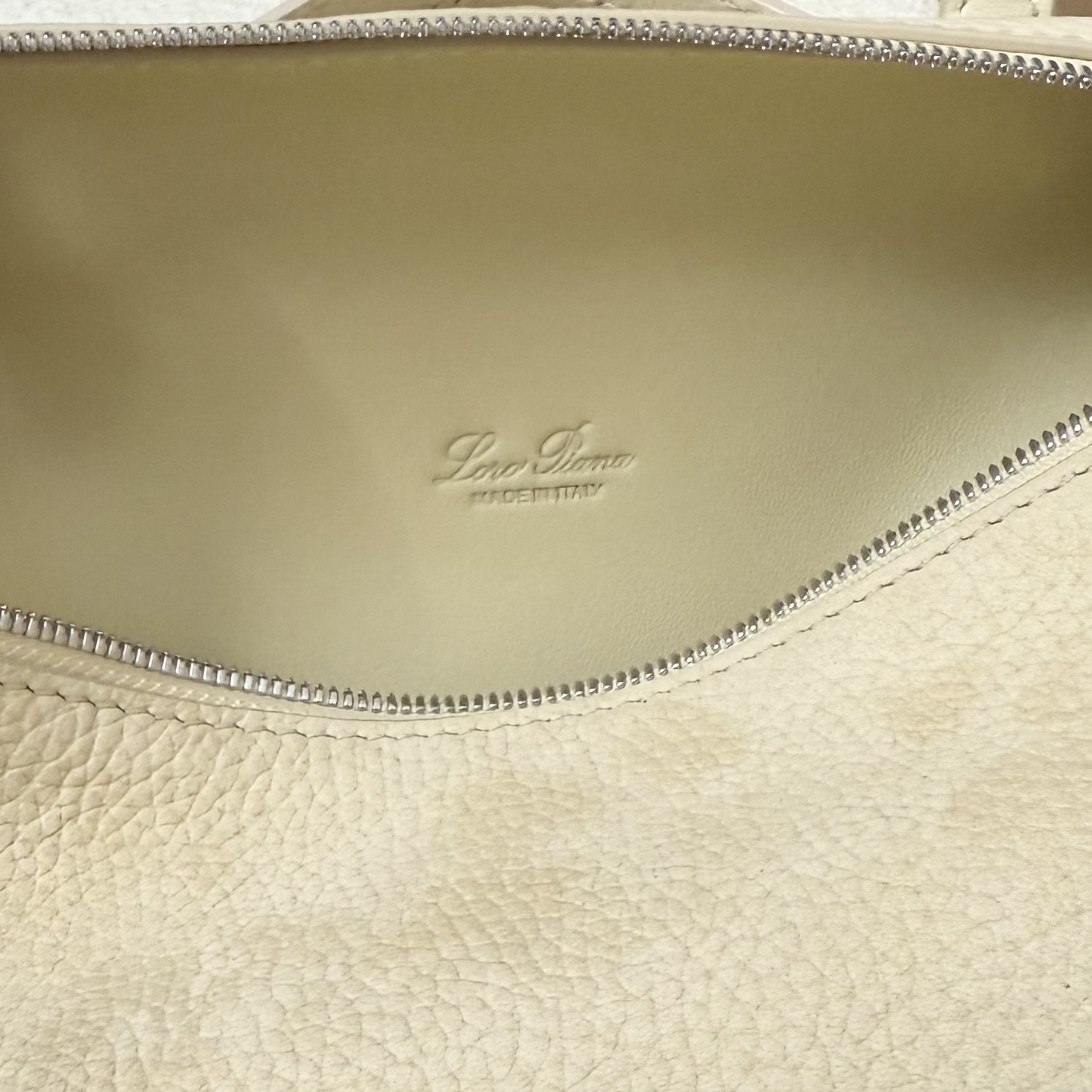 L0r0 P1ana Extra Pocket L19 Grained Calfskin 11 x 19 x 6.5 cm