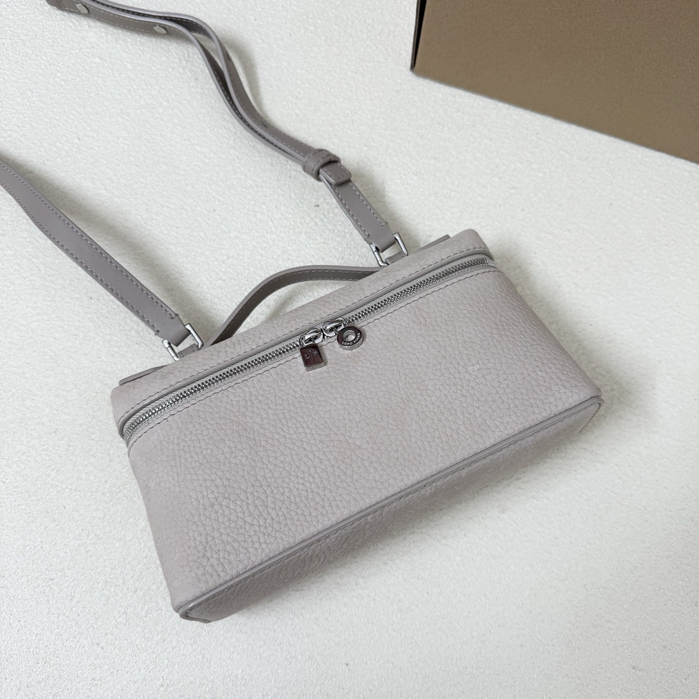 L0r0 P1ana Extra Pocket L19 Grained Calfskin 11 x 19 x 6.5 cm