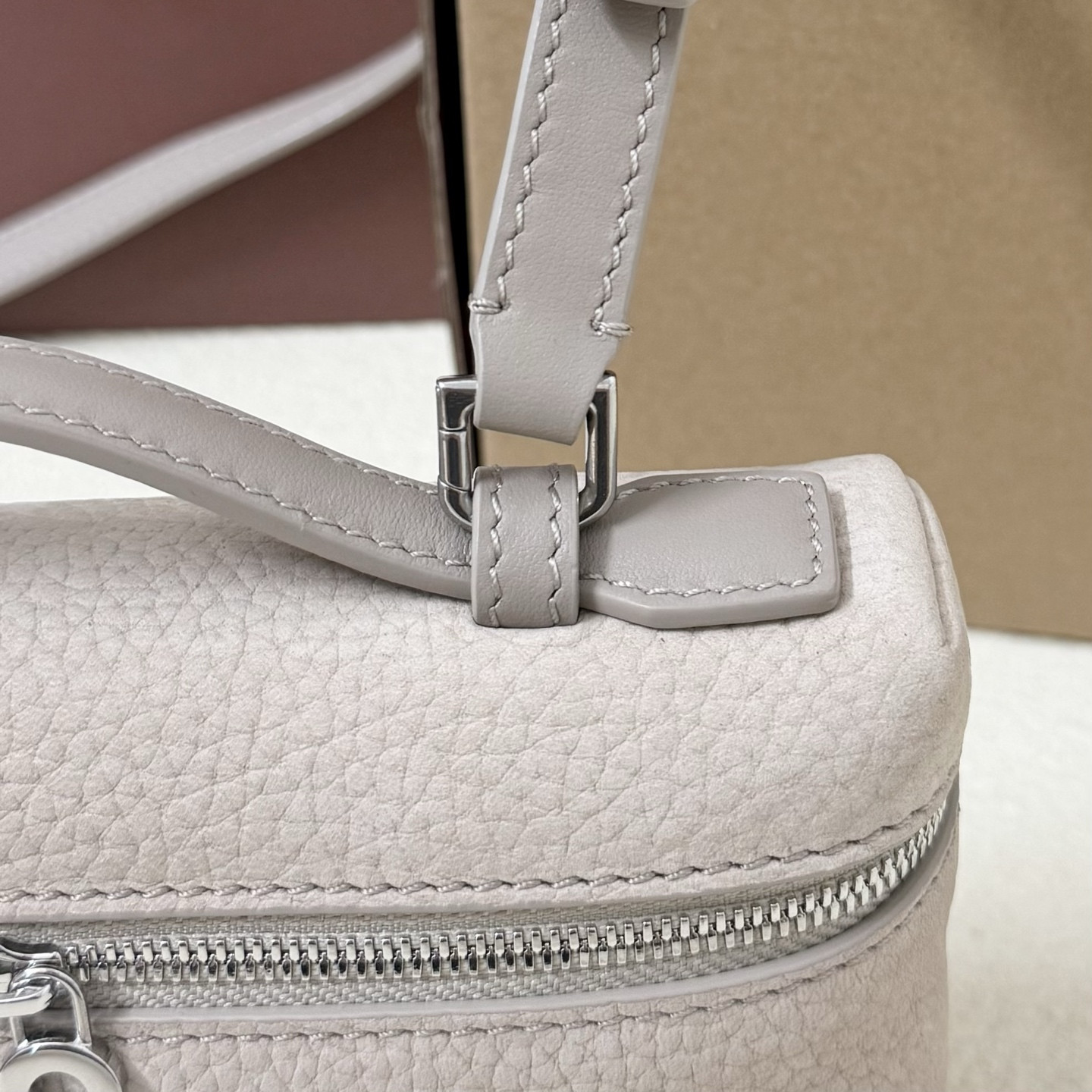 L0r0 P1ana Extra Pocket L19 Grained Calfskin 11 x 19 x 6.5 cm