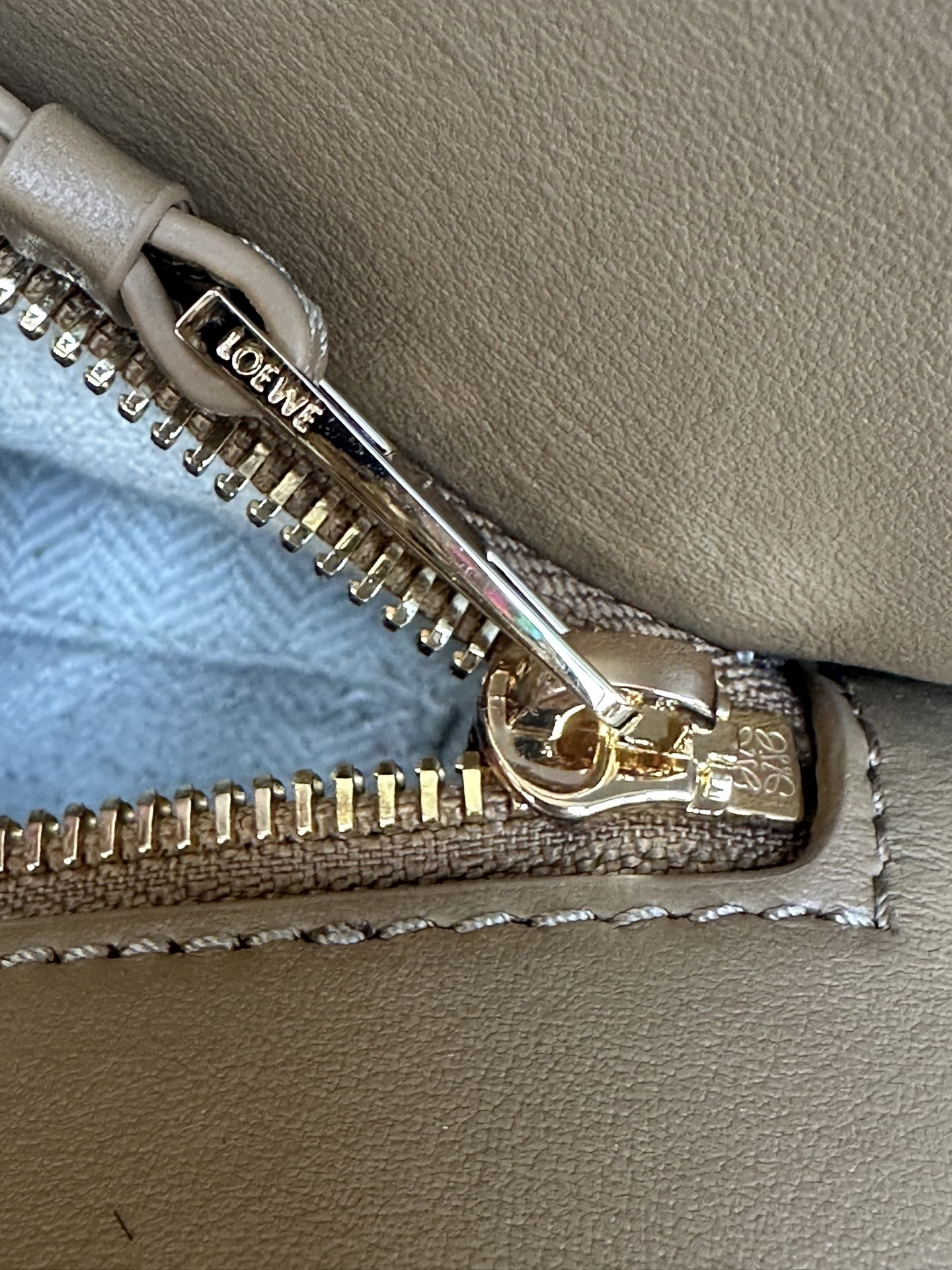 LOEWE Small Puzzle Bag in Classic Calfskin and Suede 16.5x24x10.5cm