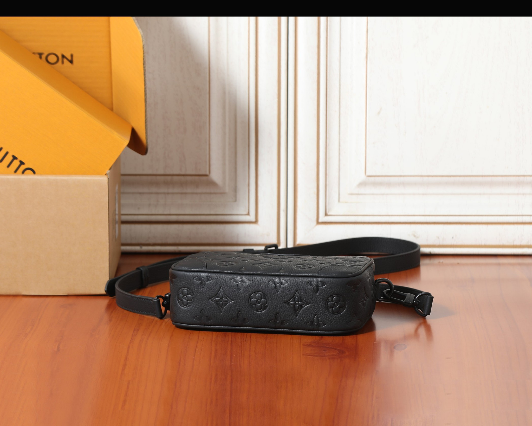 LV Trocadéro Wearable Wallet M26737 20x13x6.5cm