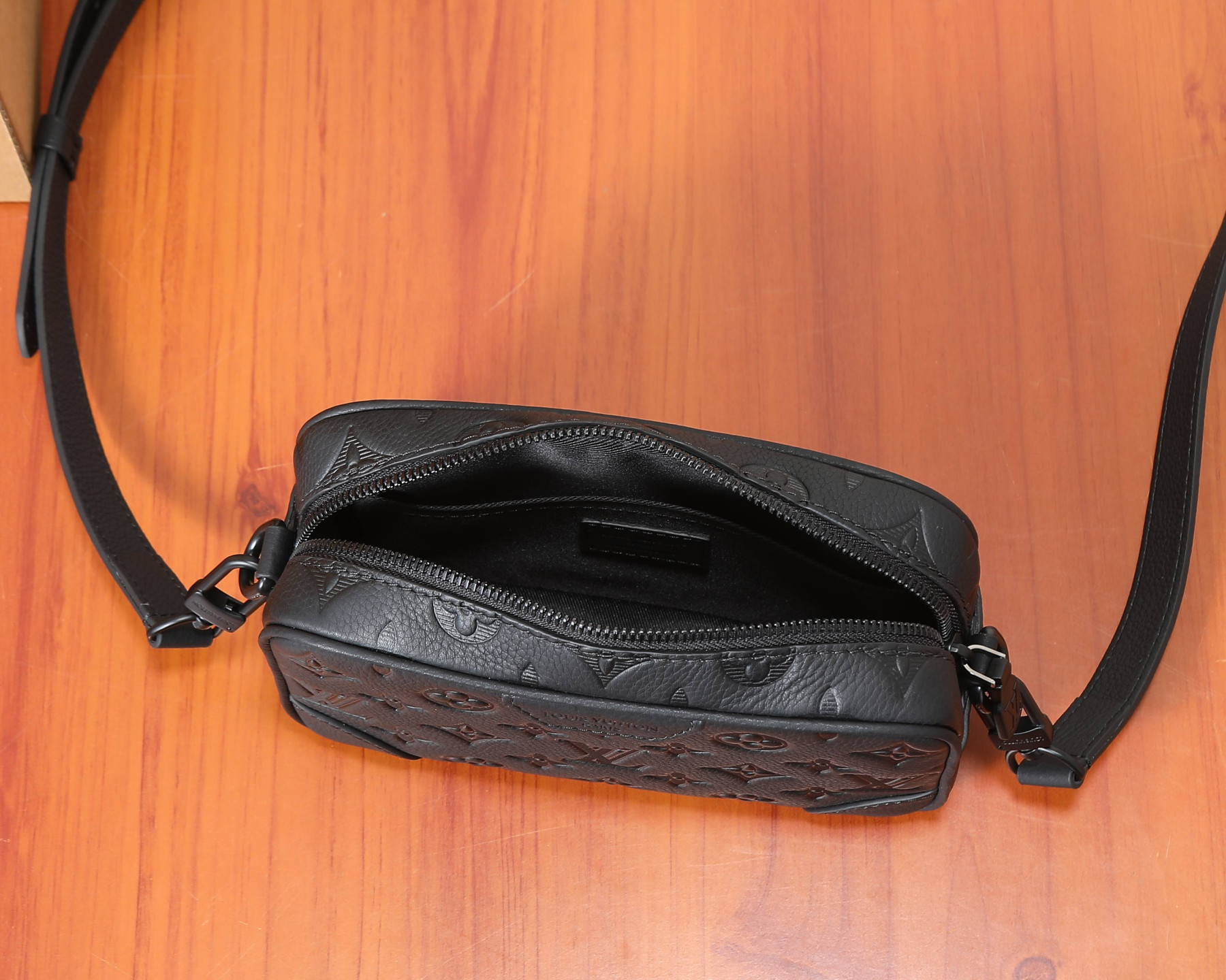 LV Trocadéro Wearable Wallet M26737 20x13x6.5cm