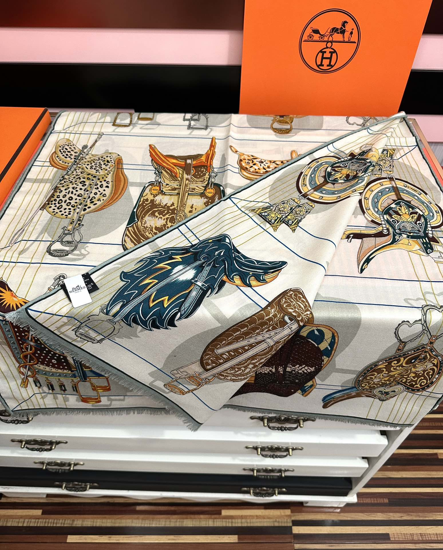 H**me5 scarf 65x185cm