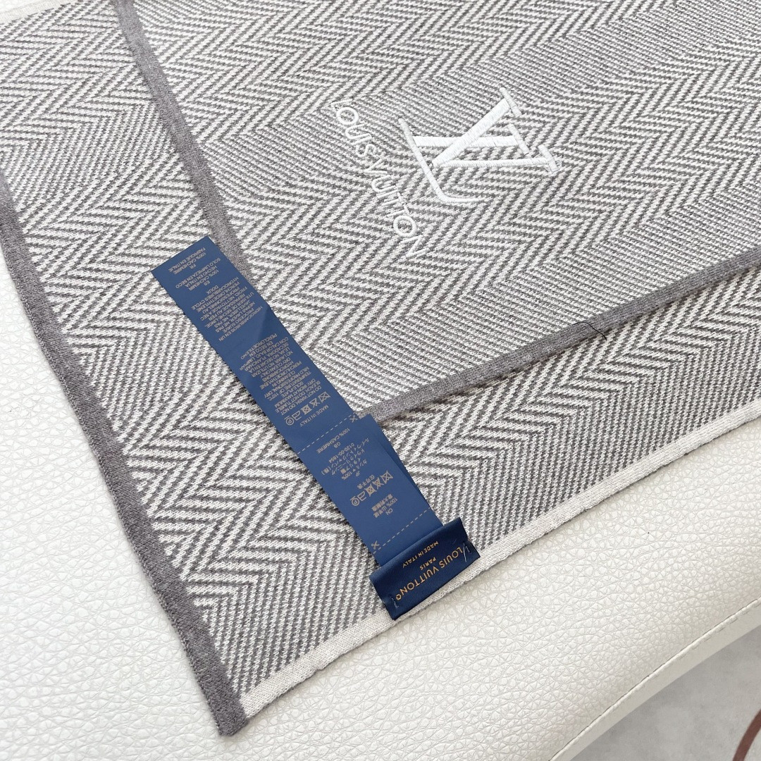 Louis Vuitton scarf 32x180cm 100% knitted cashmere