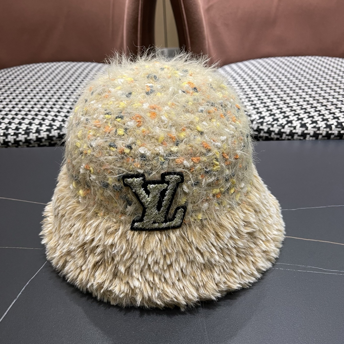 l0vis Vvtt0n bucket hat