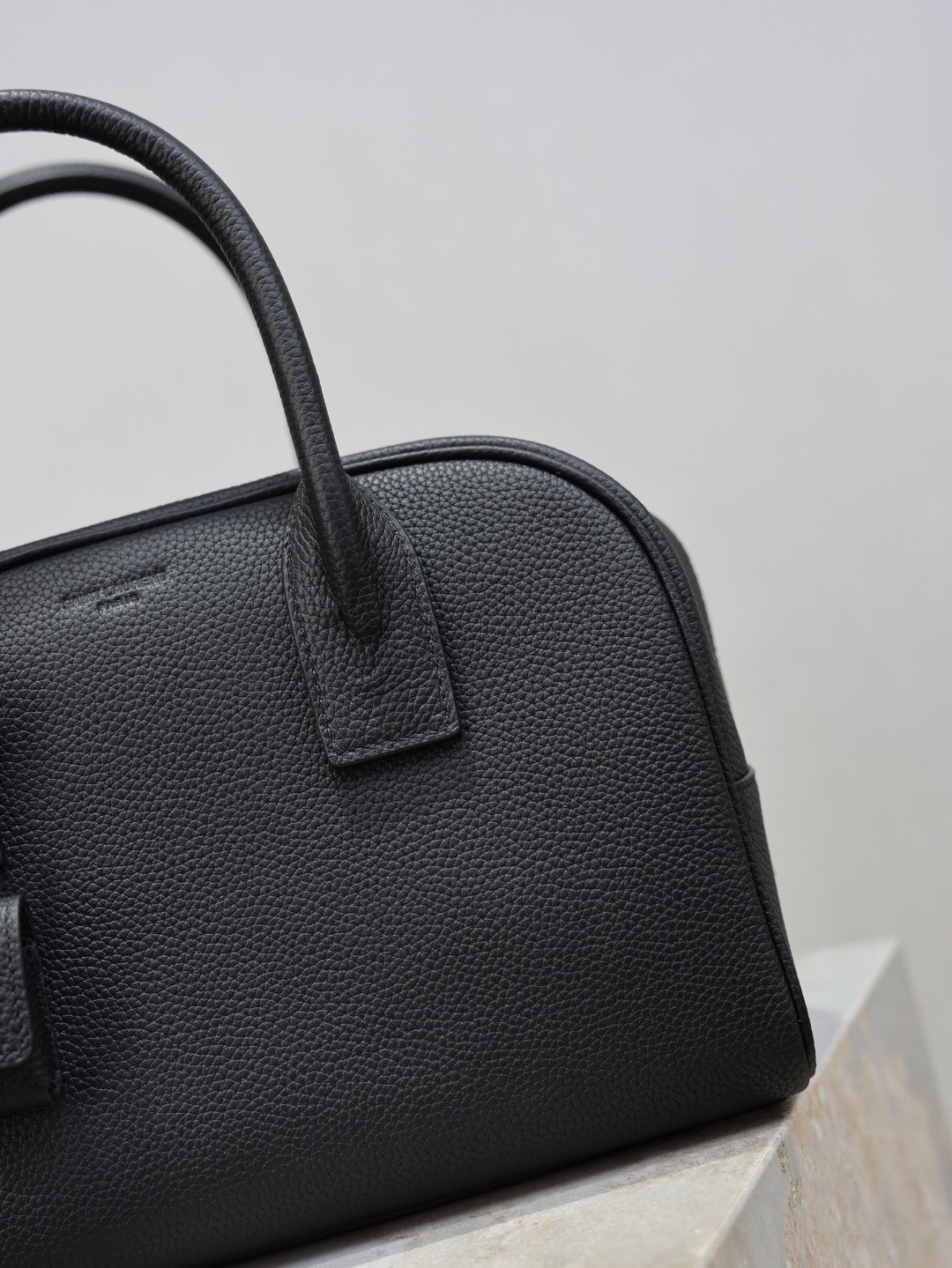 Y51 SAC DE JOUR Small Boston in Grained Leather 27x18x15cm