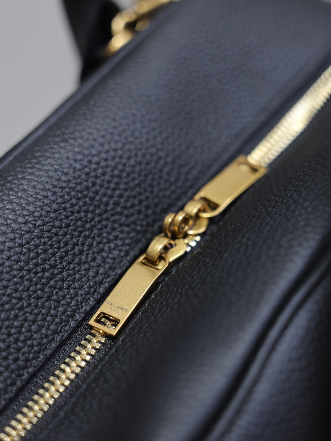 Y51 SAC DE JOUR Small Boston in Grained Leather 27x18x15cm