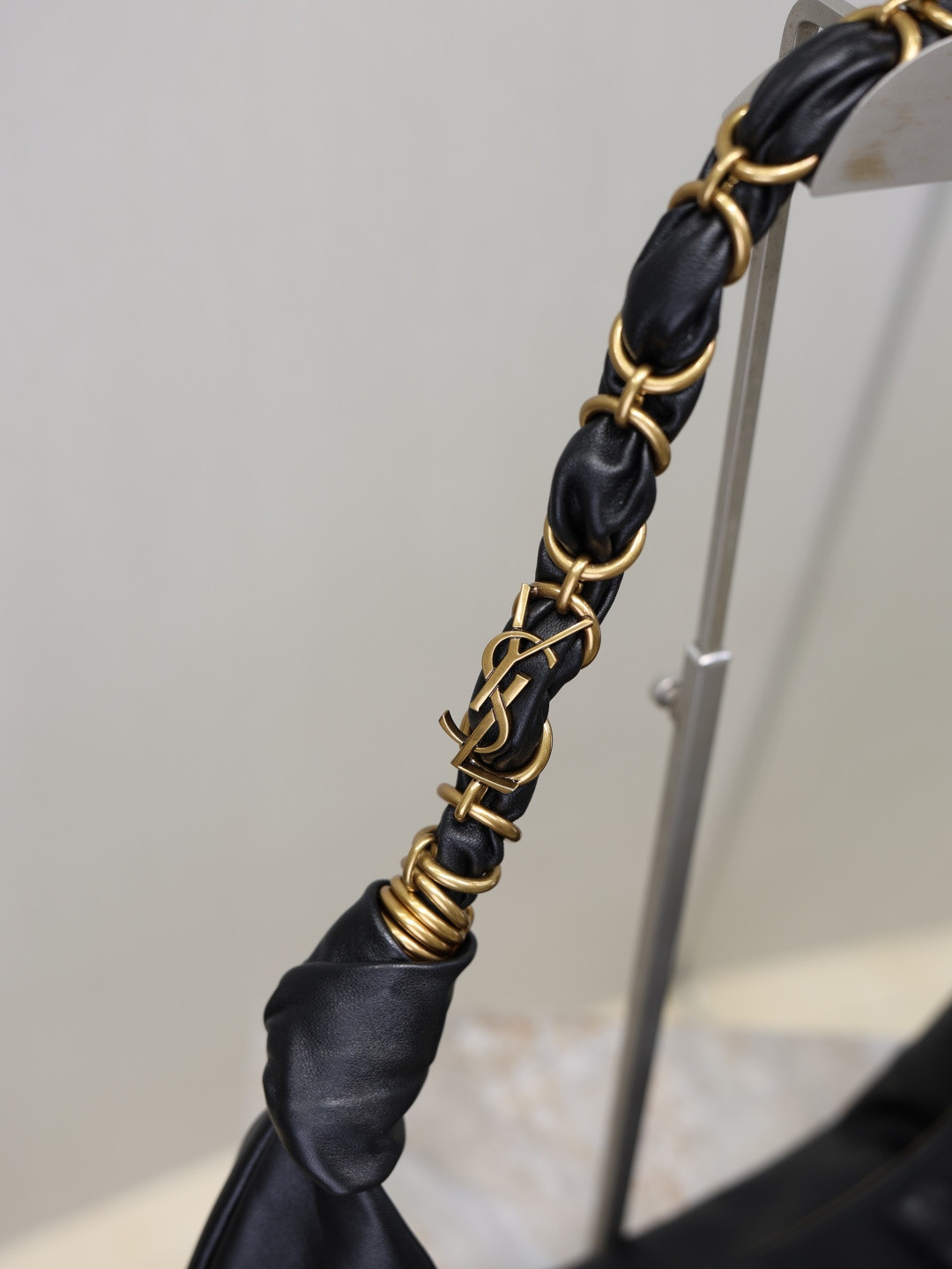 Y51 AMALIA Hobo in Lambskin 23-62x28x4cm