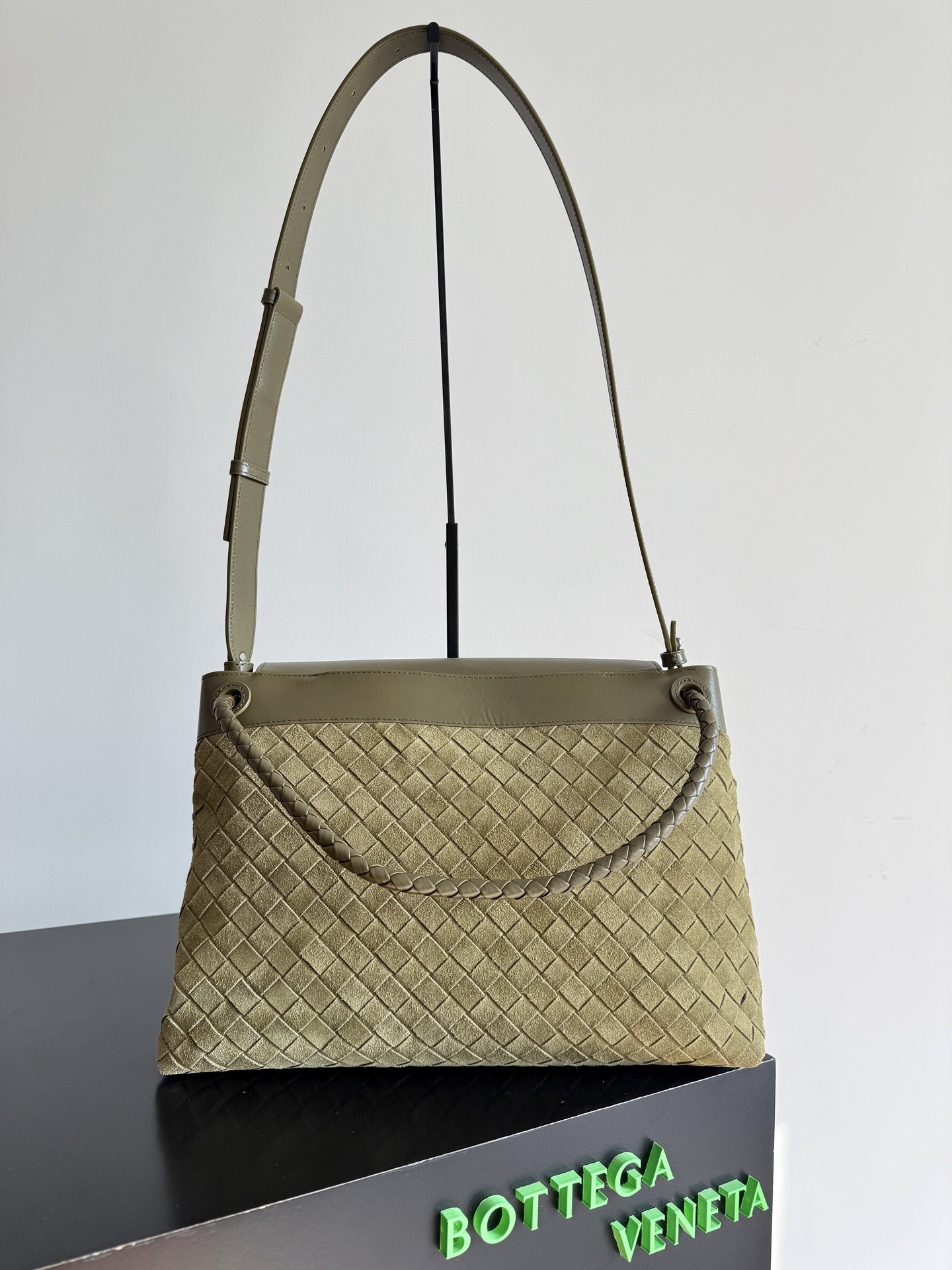 Bottega Veneta Andiamo Messenger 26x37x13cm