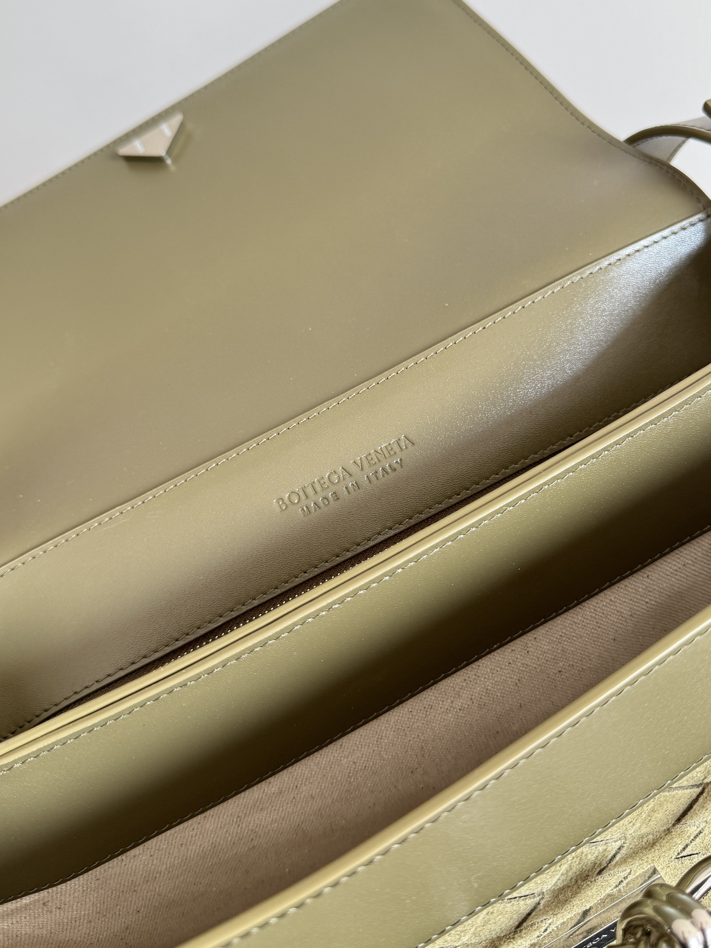 Bottega Veneta Andiamo Messenger 26x37x13cm