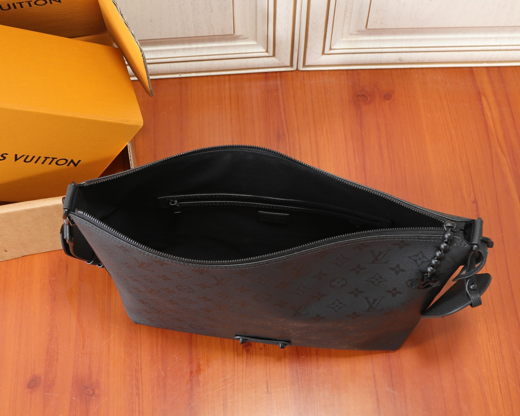 LV VAGABOND HOBO Handbag M27856 30x8.5x39cm