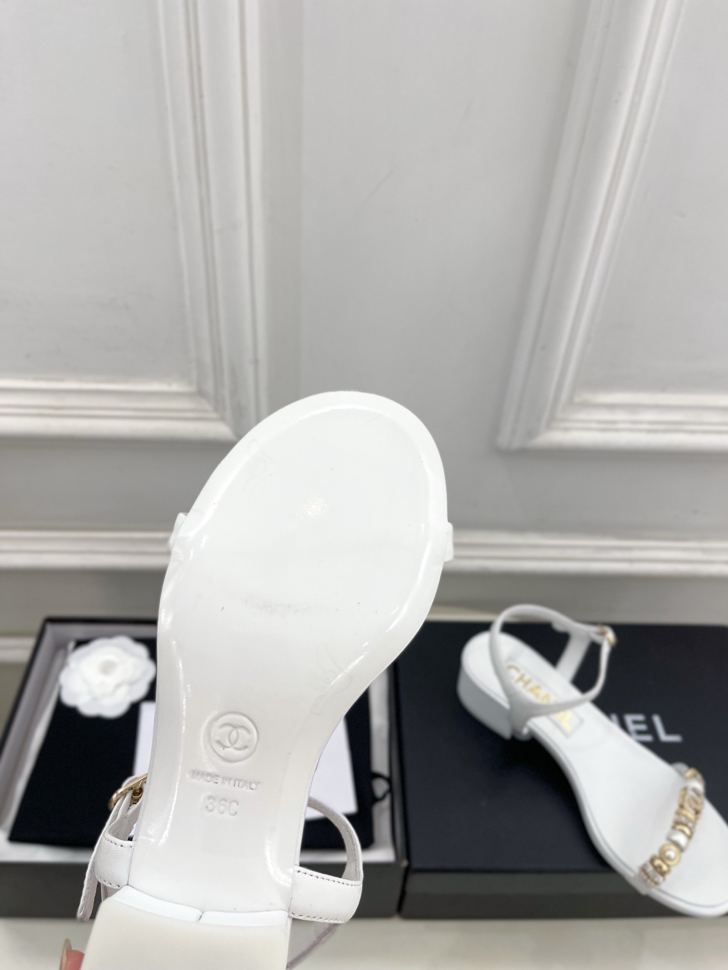 ua Ch**el sandals
