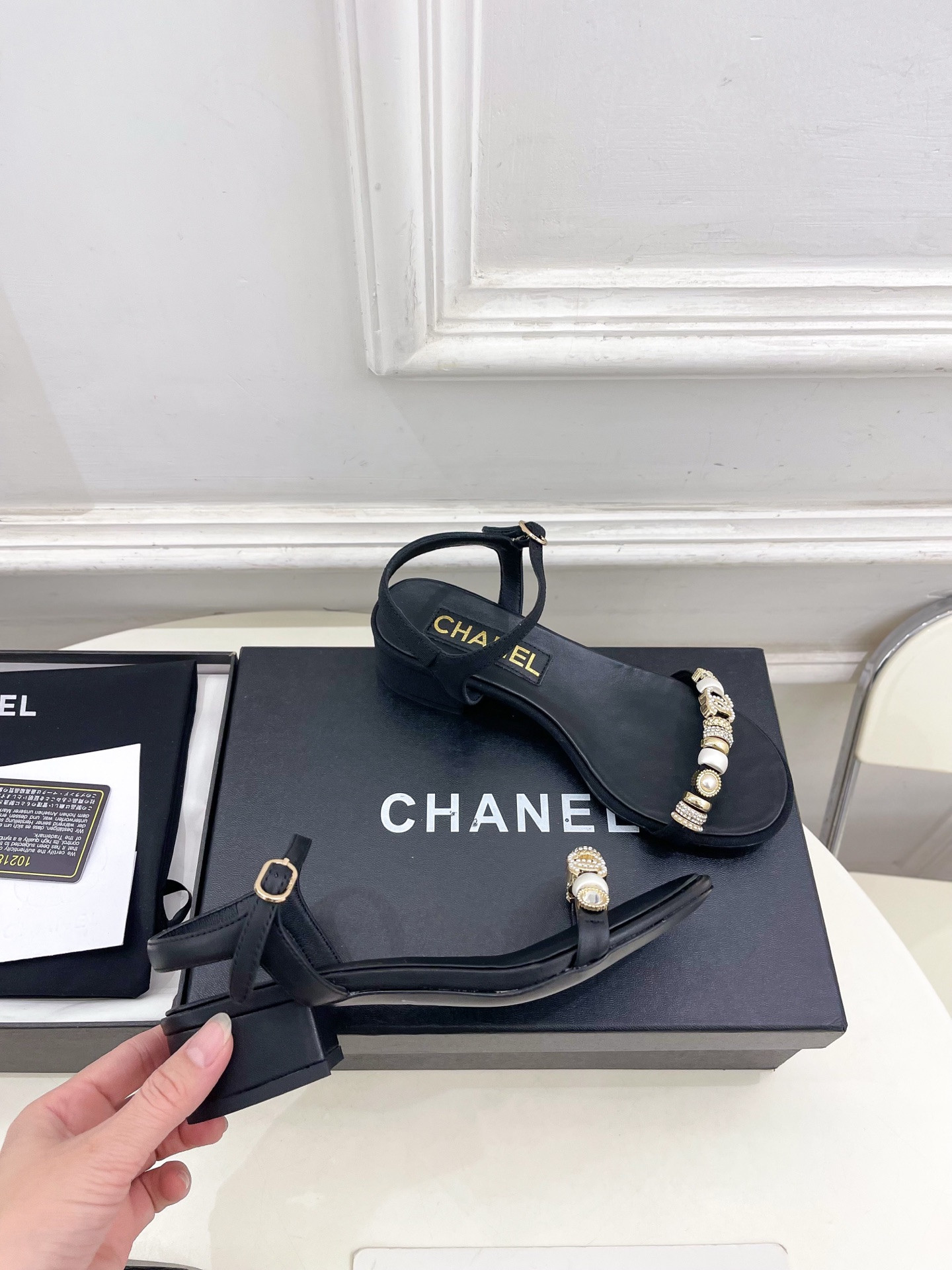 ua Ch**el sandals