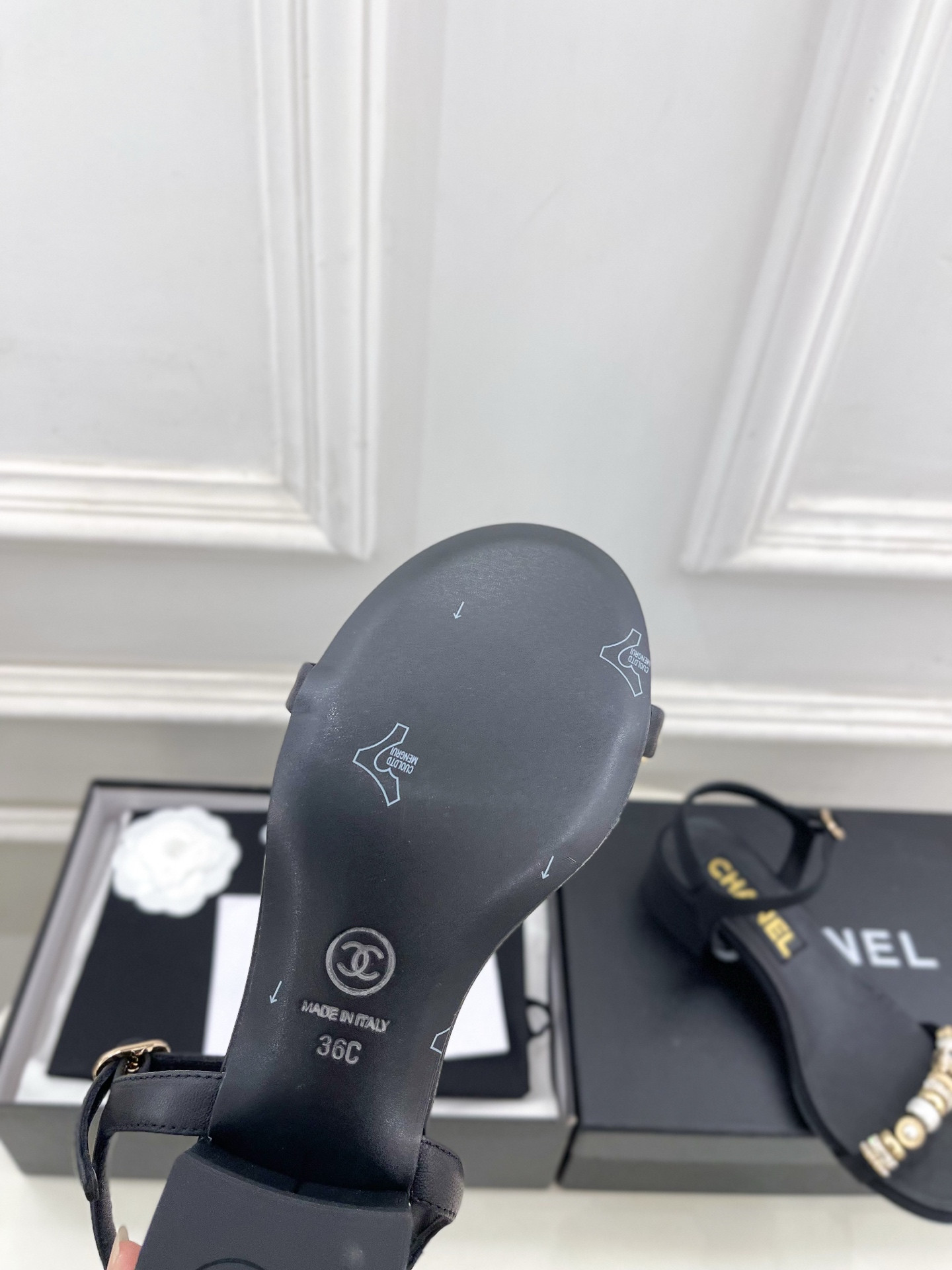 ua Ch**el sandals