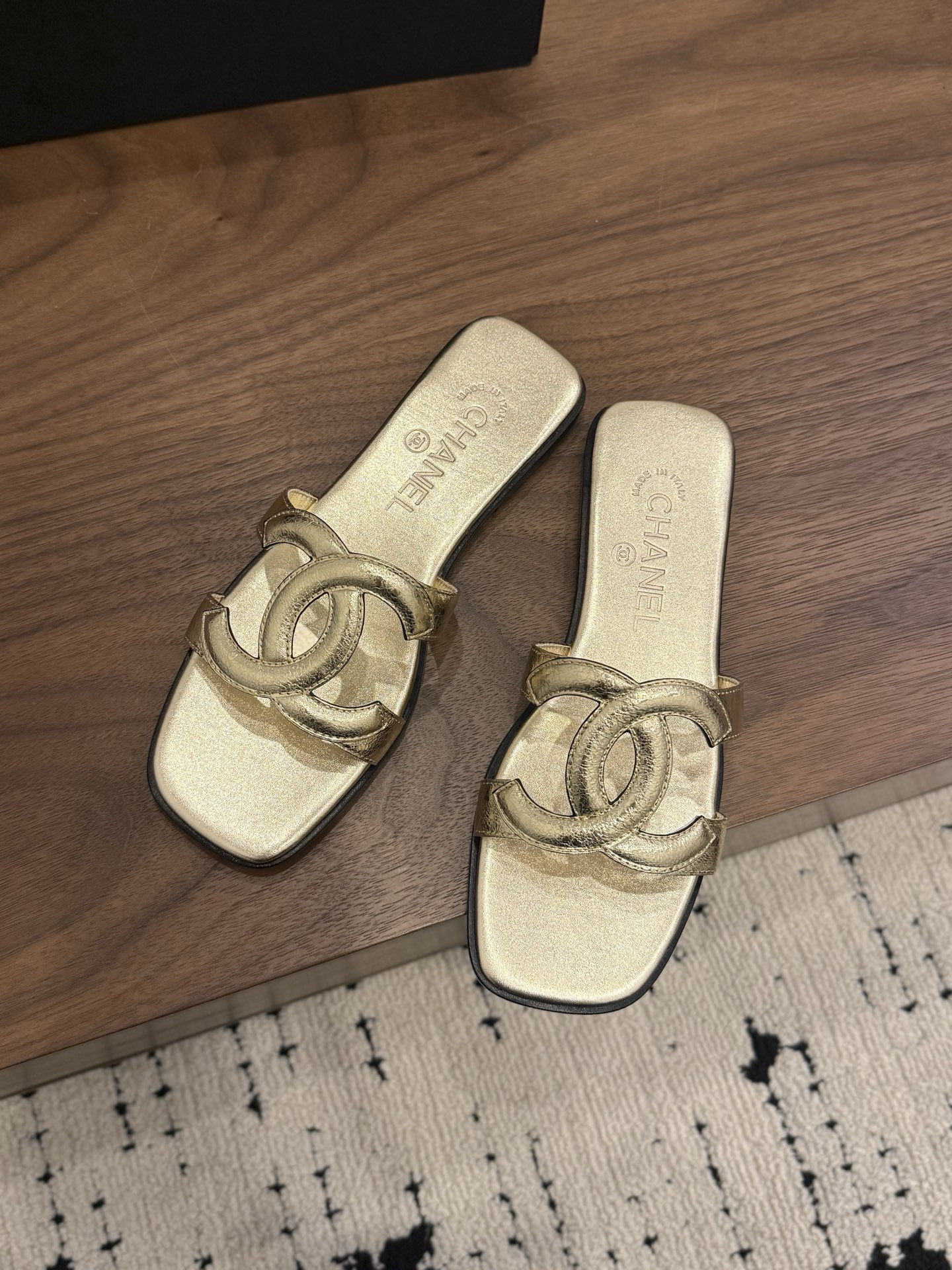 ua Ch**el honey slippers