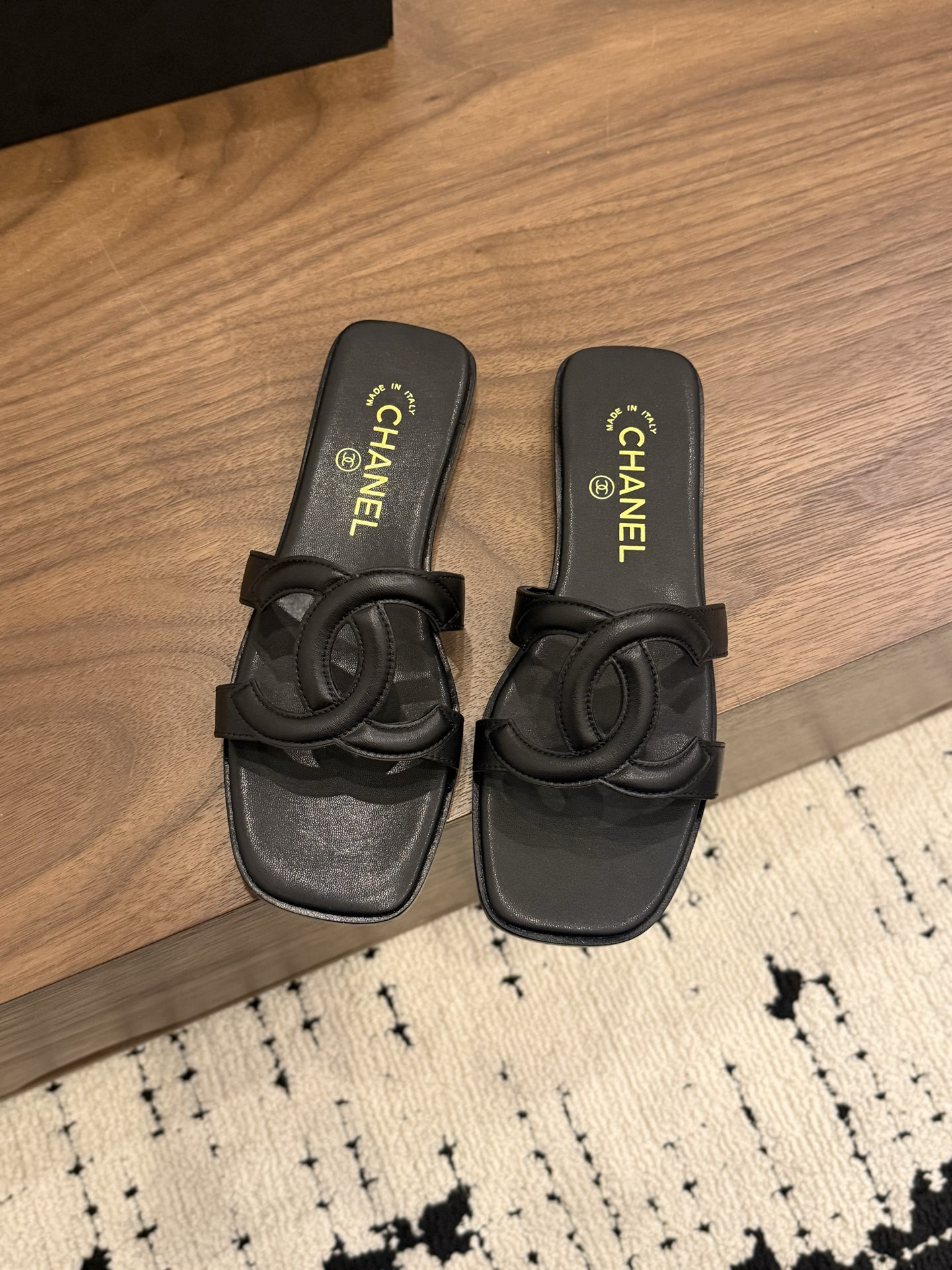 ua Ch**el honey slippers