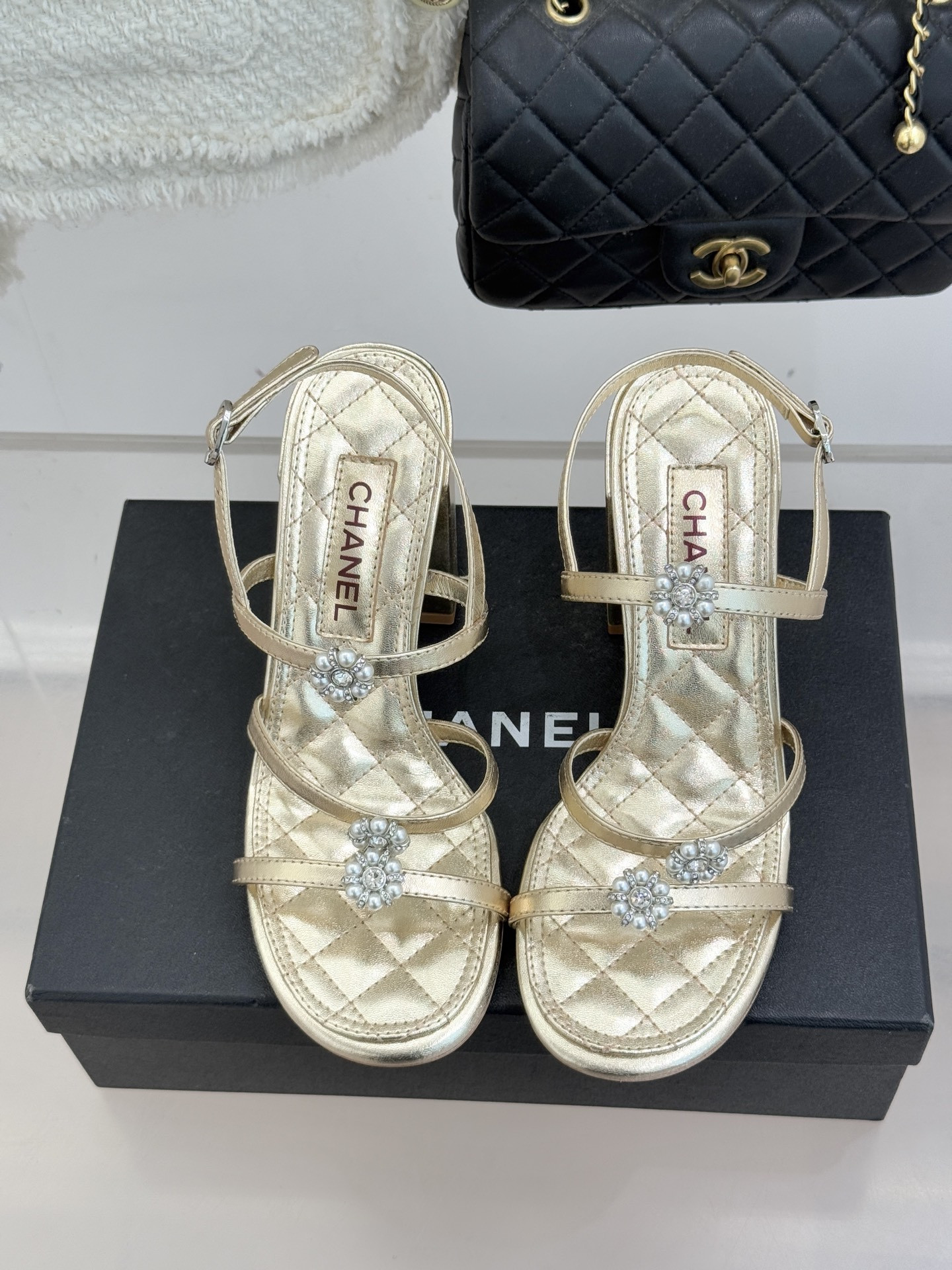 ua Ch**el sandals